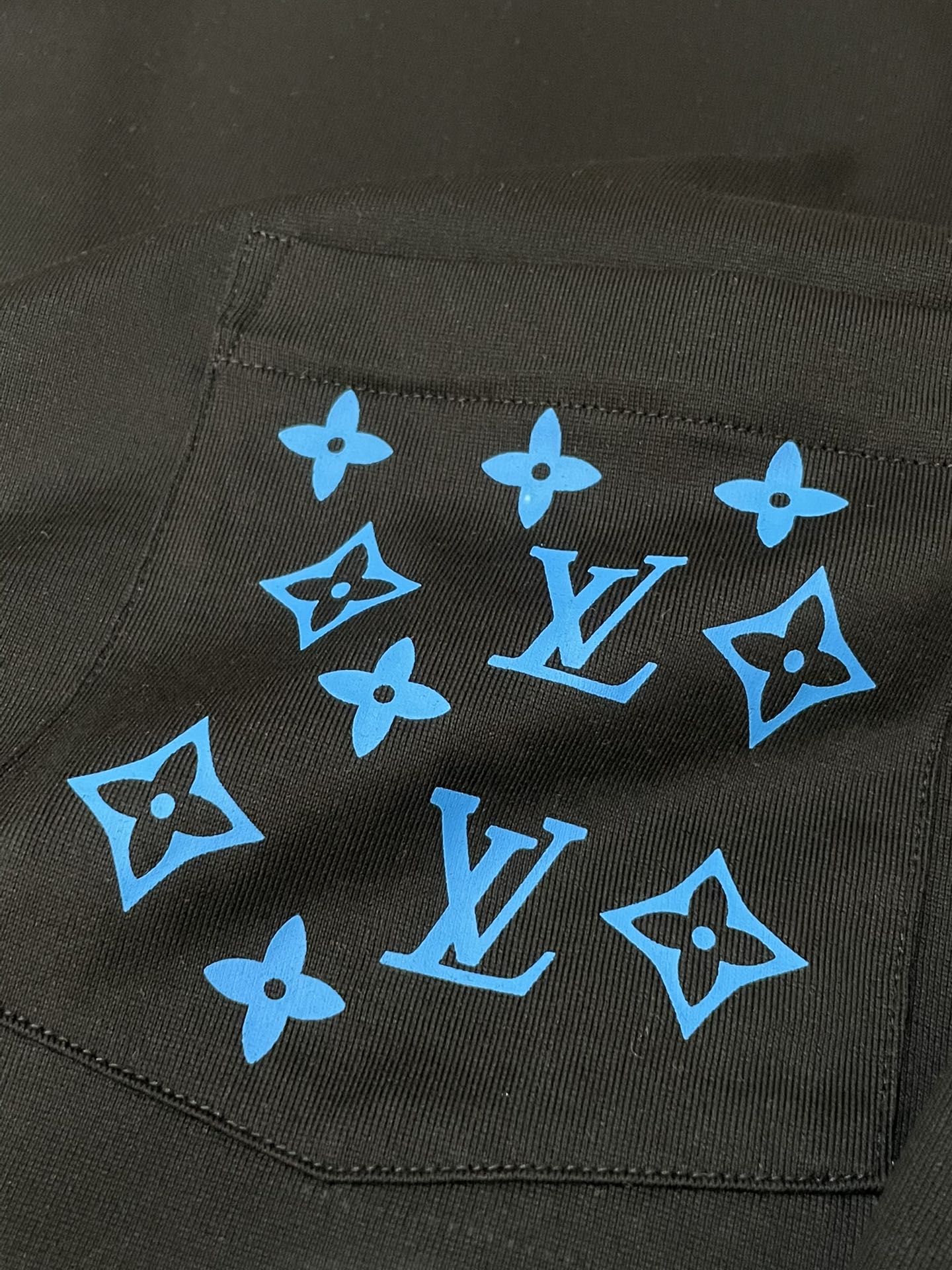 Lv 2026春夏新款首发专柜最新款短袖圆领T恤 高端订制 设计前卫时尚！品牌logo重工艺设计 高端定