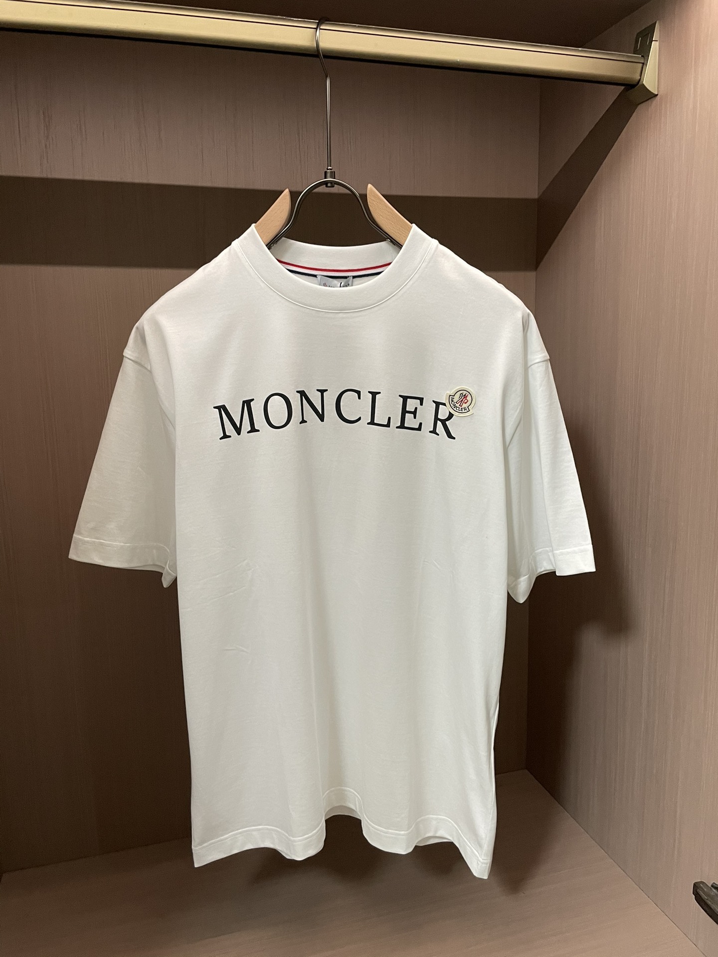 蒙口 2026春夏新款首发专柜最新款短袖圆领T恤 高端订制 设计前卫时尚！品牌logo重工艺设计 高端定