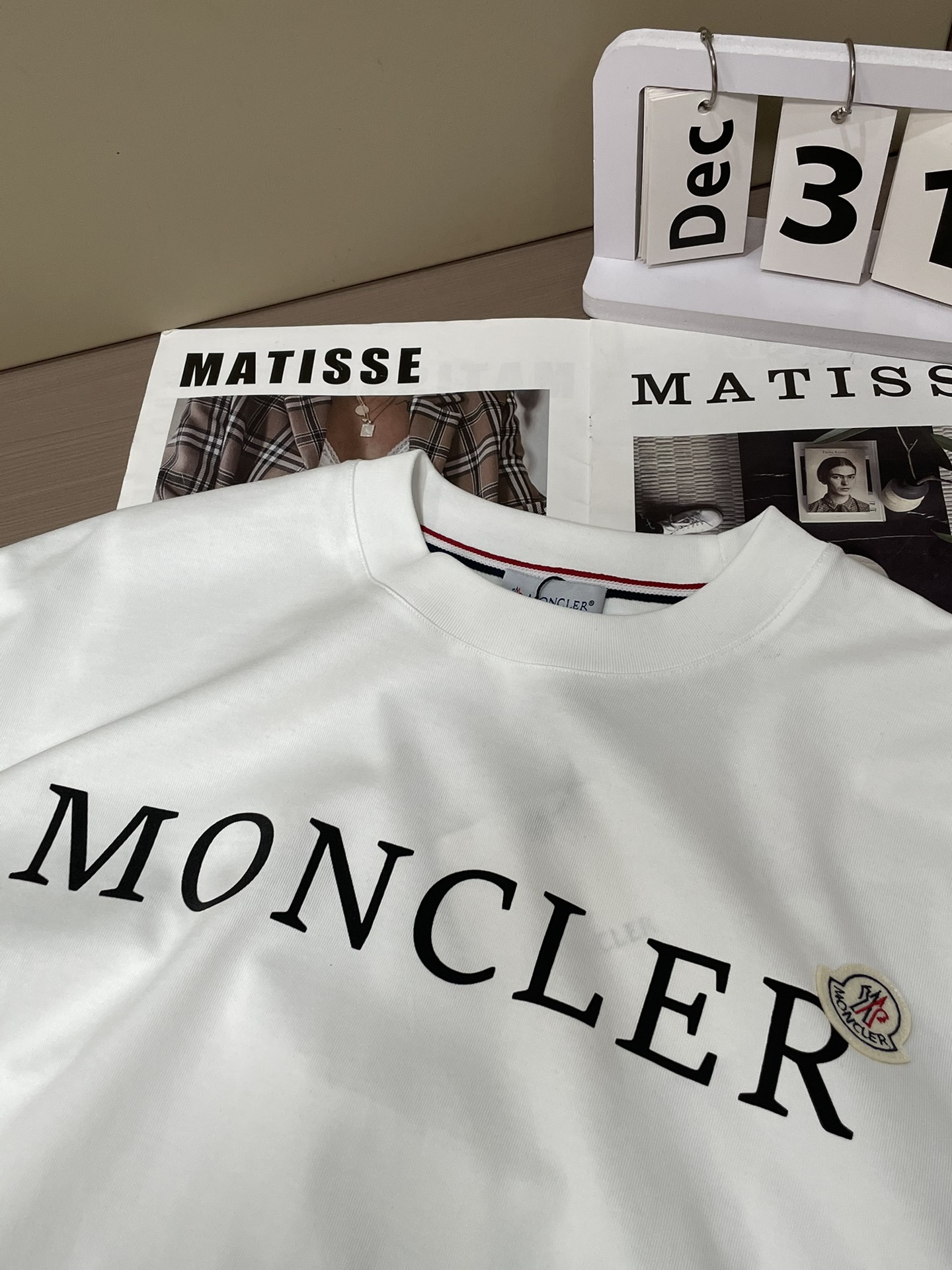 蒙口 2026春夏新款首发专柜最新款短袖圆领T恤 高端订制 设计前卫时尚！品牌logo重工艺设计 高端定