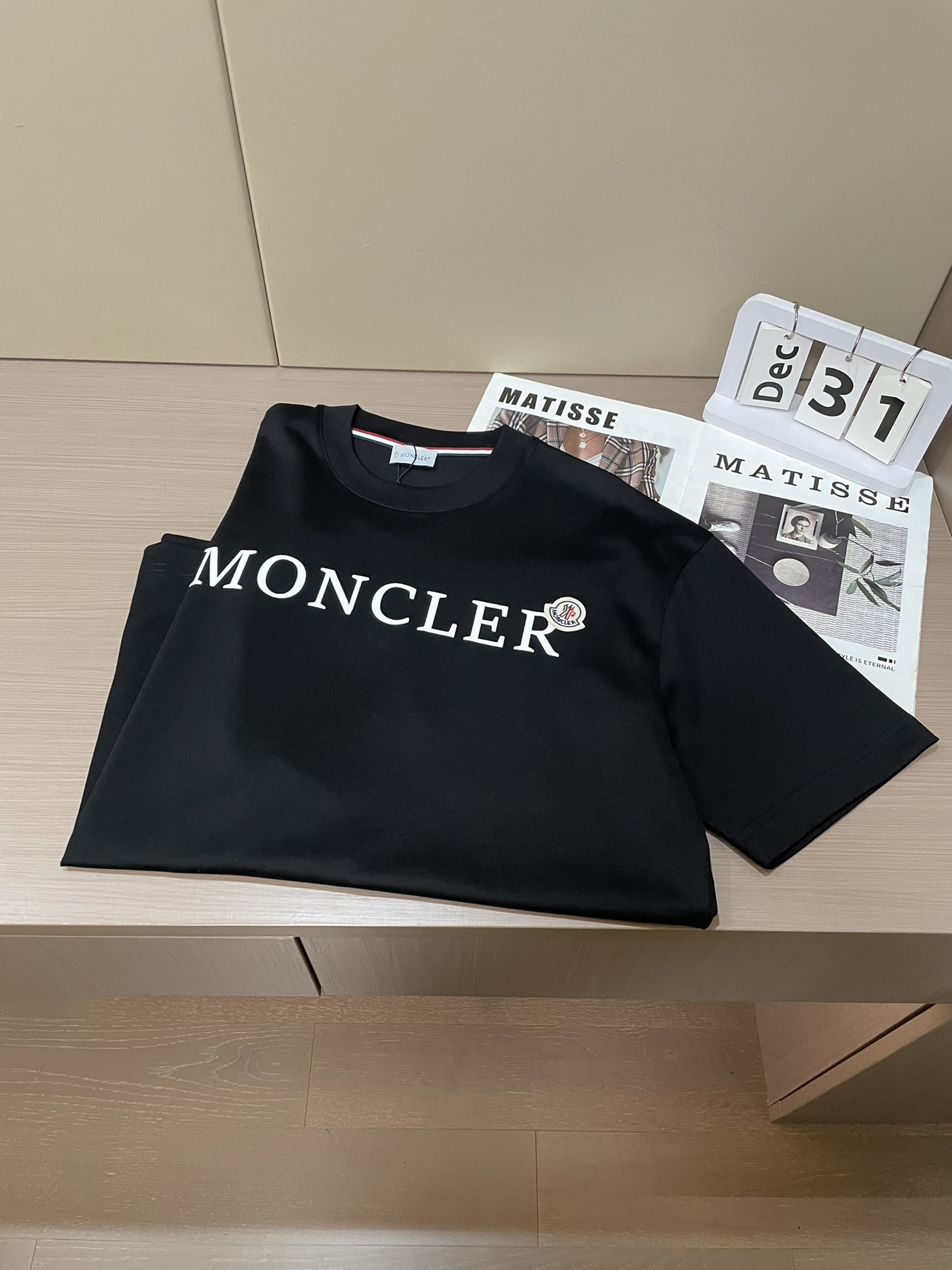 蒙口 2026春夏新款首发专柜最新款短袖圆领T恤 高端订制 设计前卫时尚！品牌logo重工艺设计 高端定