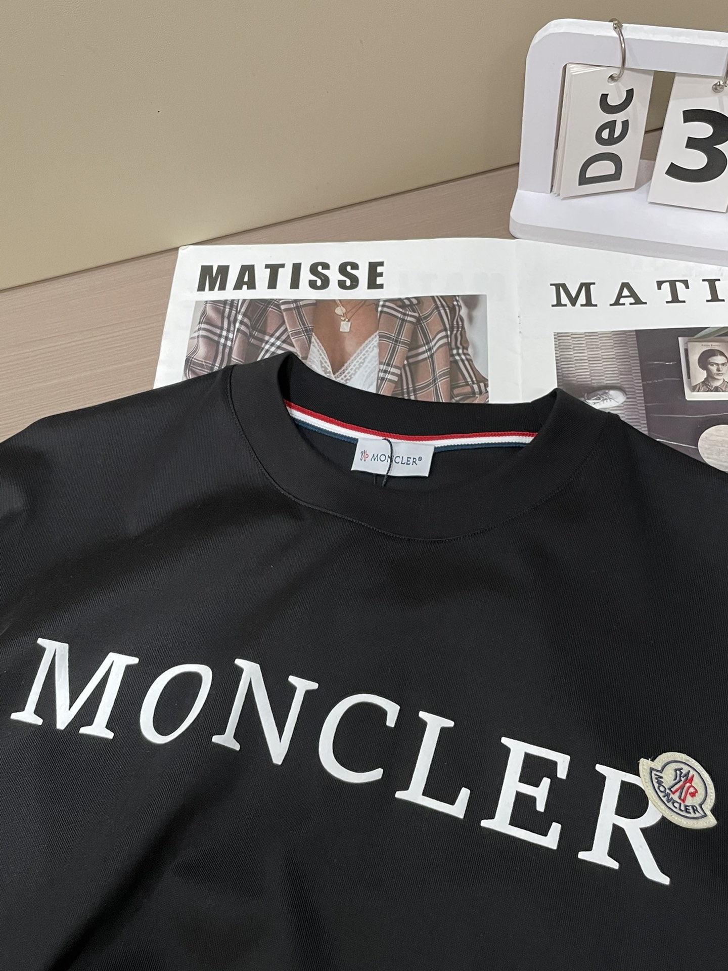 蒙口 2026春夏新款首发专柜最新款短袖圆领T恤 高端订制 设计前卫时尚！品牌logo重工艺设计 高端定