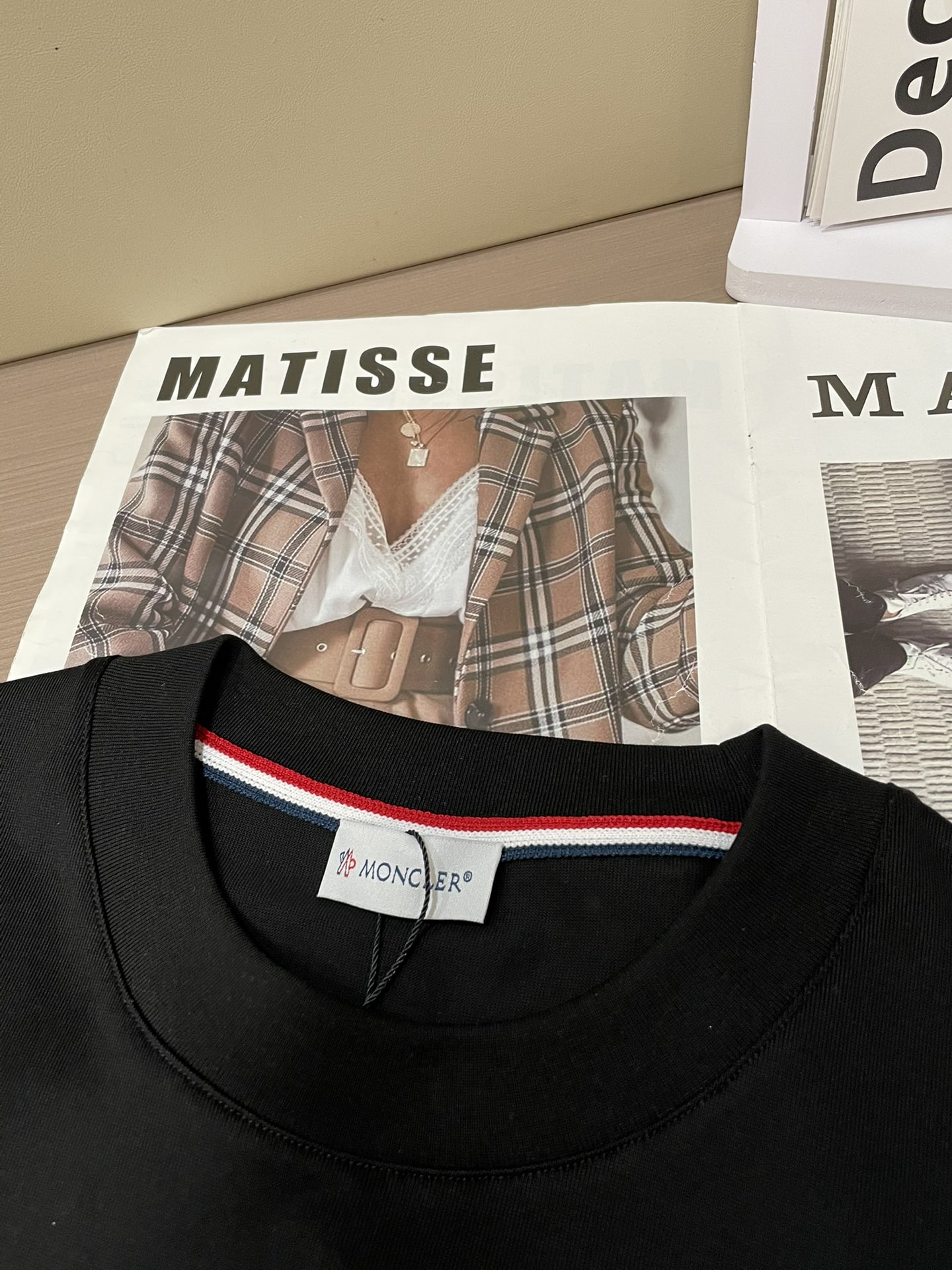 蒙口 2026春夏新款首发专柜最新款短袖圆领T恤 高端订制 设计前卫时尚！品牌logo重工艺设计 高端定