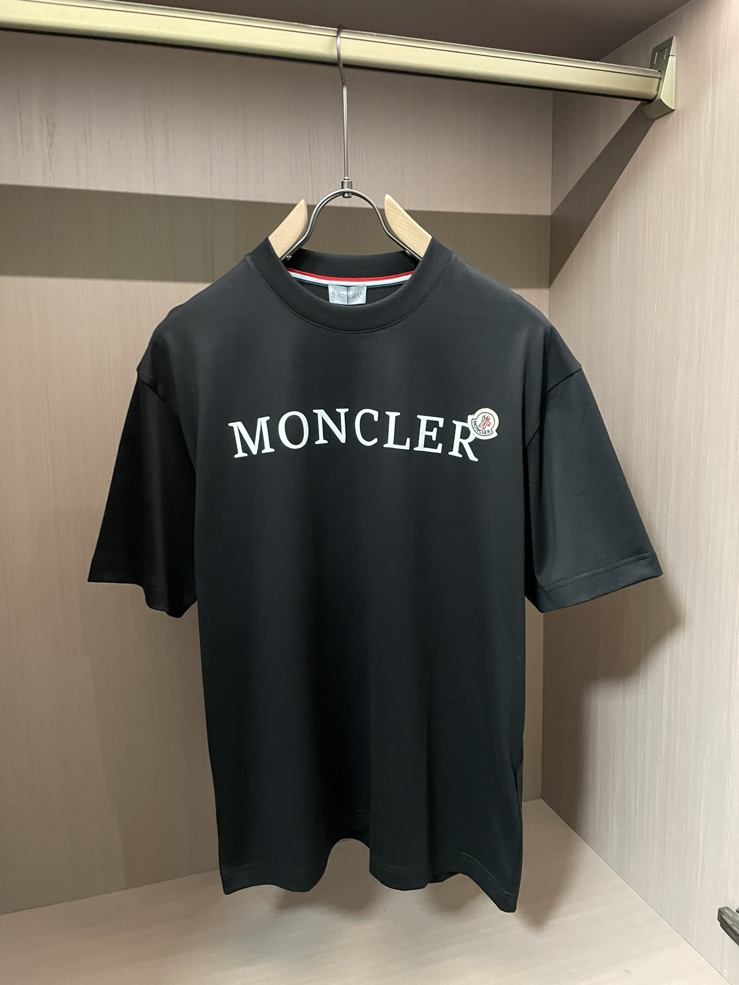 蒙口 2026春夏新款首发专柜最新款短袖圆领T恤 高端订制 设计前卫时尚！品牌logo重工艺设计 高端定