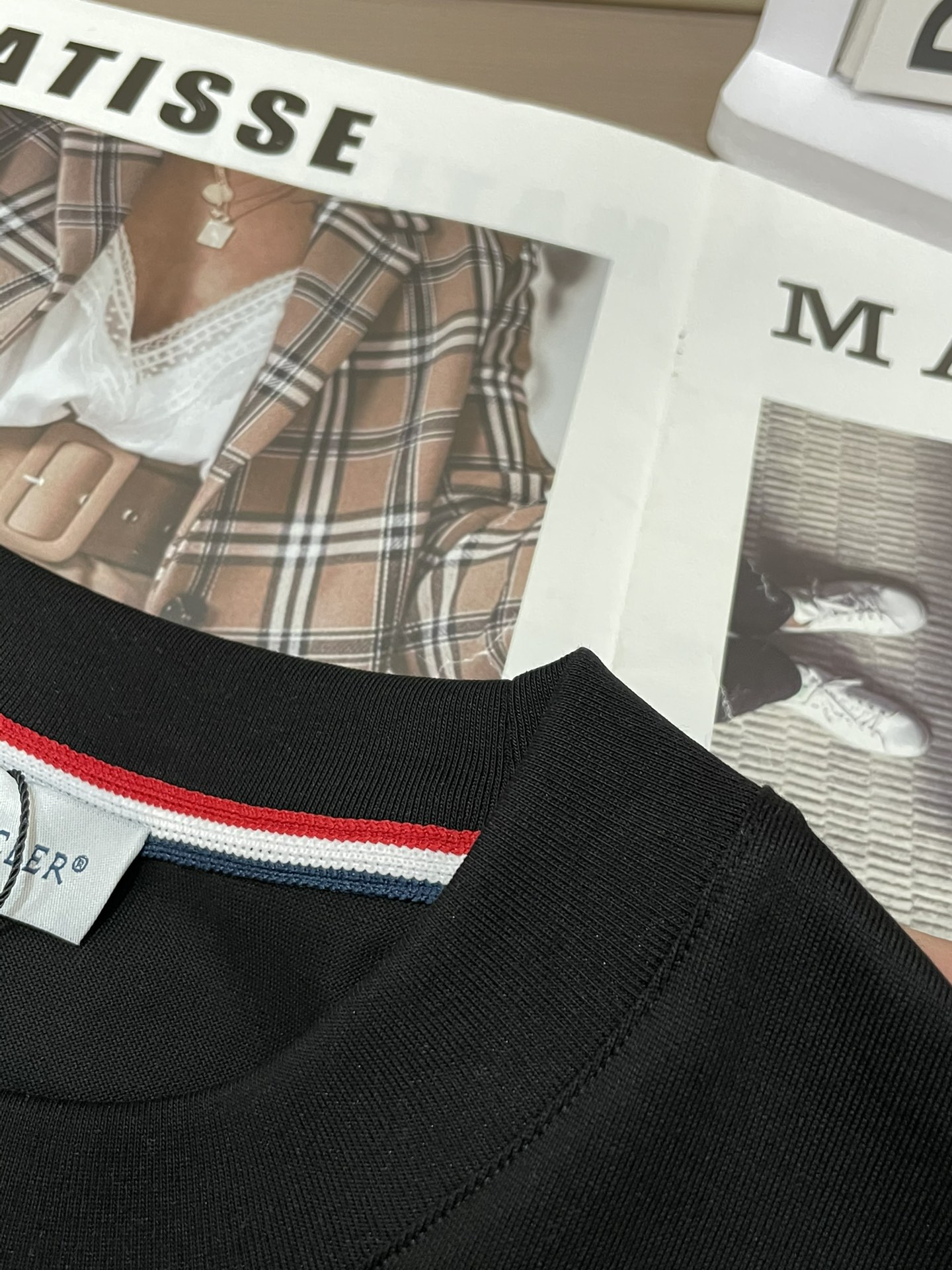 蒙口 2026春夏新款首发专柜最新款短袖圆领T恤 高端订制 设计前卫时尚！品牌logo重工艺设计 高端定