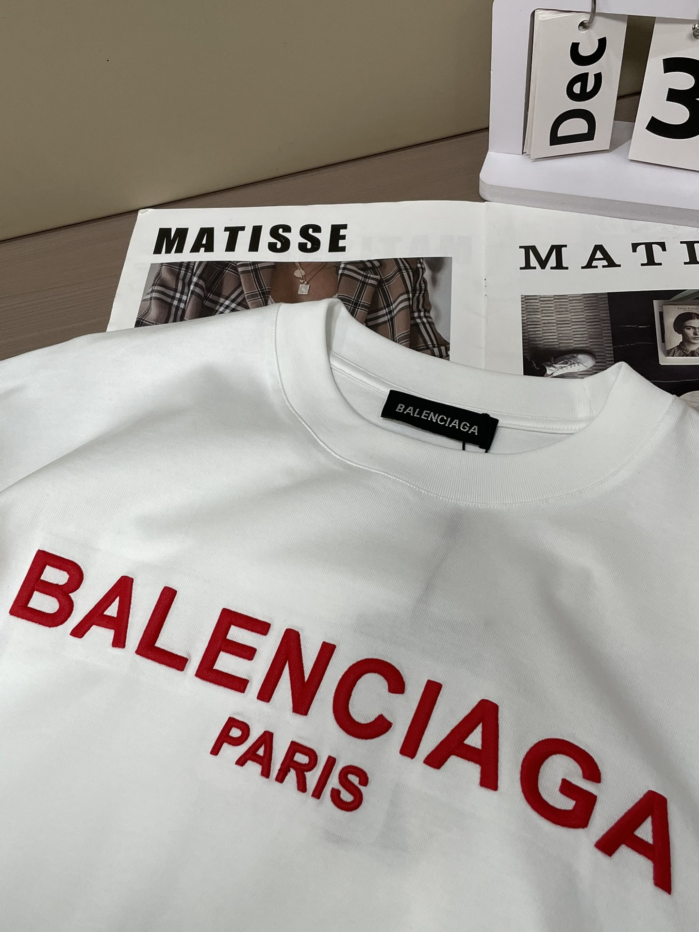 巴黎世家 2026春夏新款首发专柜最新款短袖圆领T恤 高端订制 设计前卫时尚！品牌logo重工艺设计 高