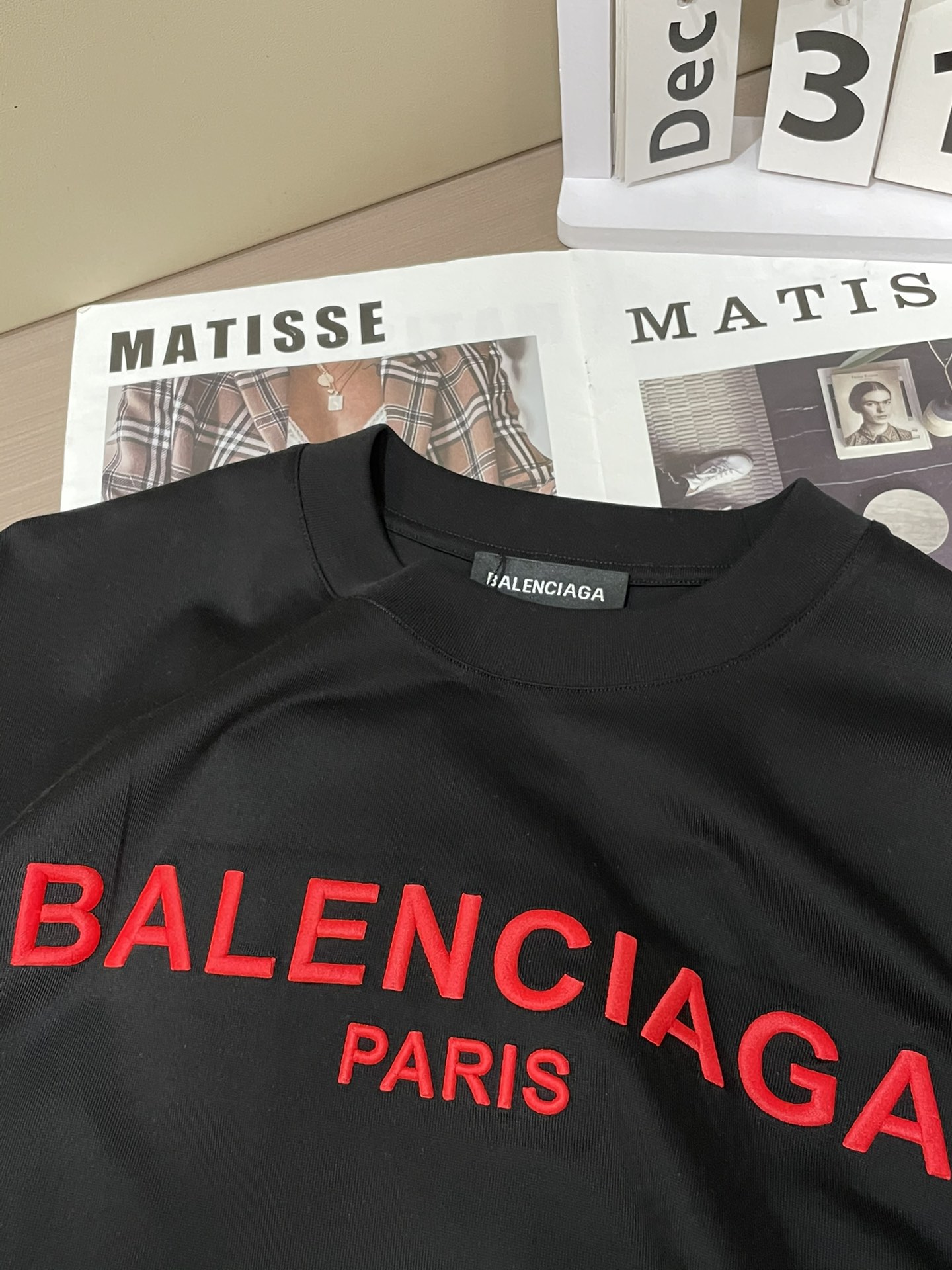 巴黎世家 2026春夏新款首发专柜最新款短袖圆领T恤 高端订制 设计前卫时尚！品牌logo重工艺设计 高