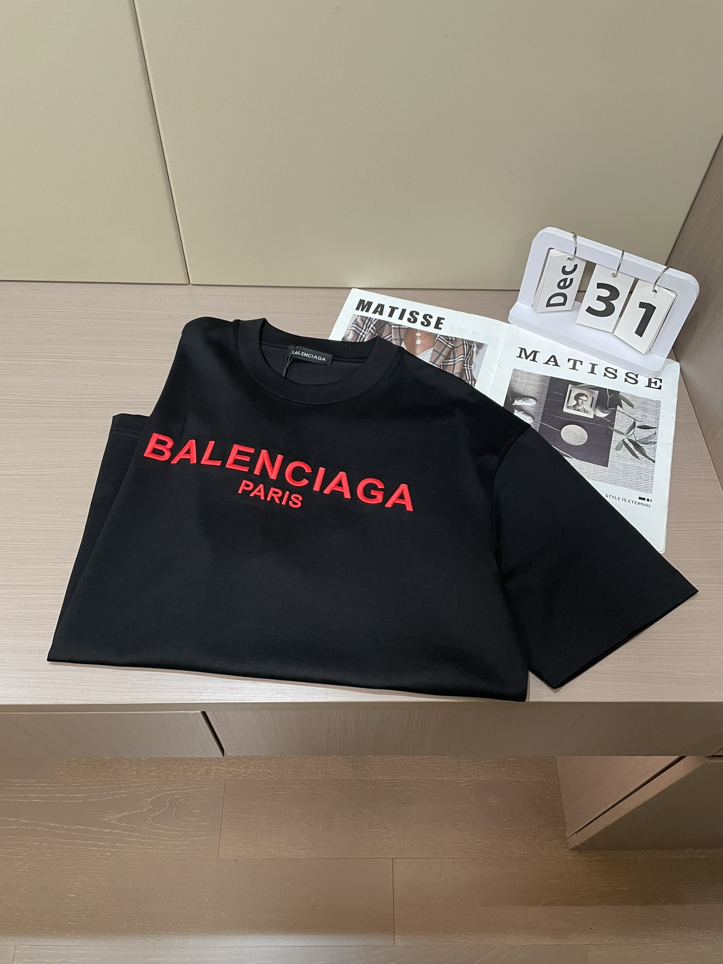 巴黎世家 2026春夏新款首发专柜最新款短袖圆领T恤 高端订制 设计前卫时尚！品牌logo重工艺设计 高