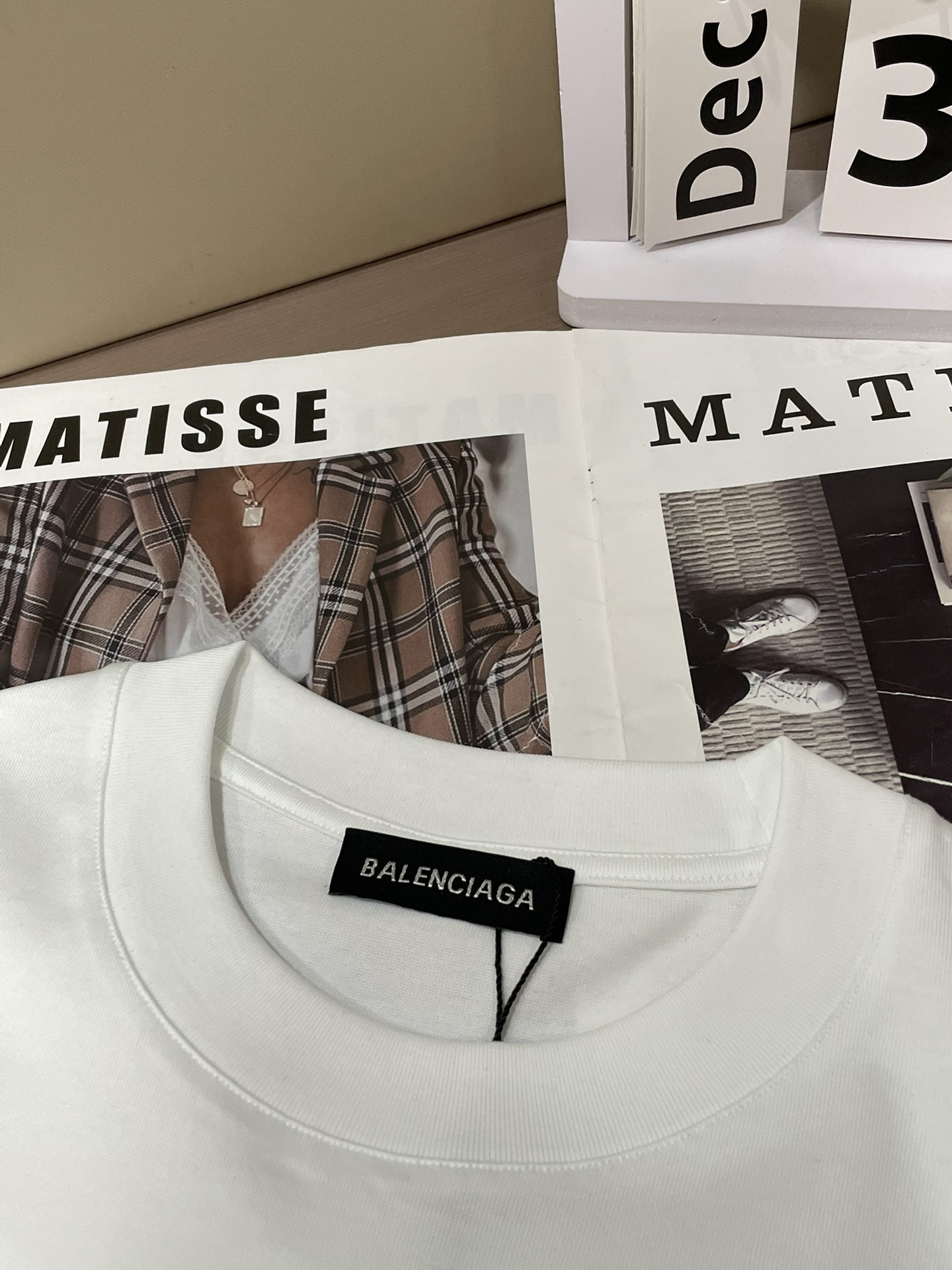 巴黎世家 2026春夏新款首发专柜最新款短袖圆领T恤 高端订制 设计前卫时尚！品牌logo重工艺设计 高