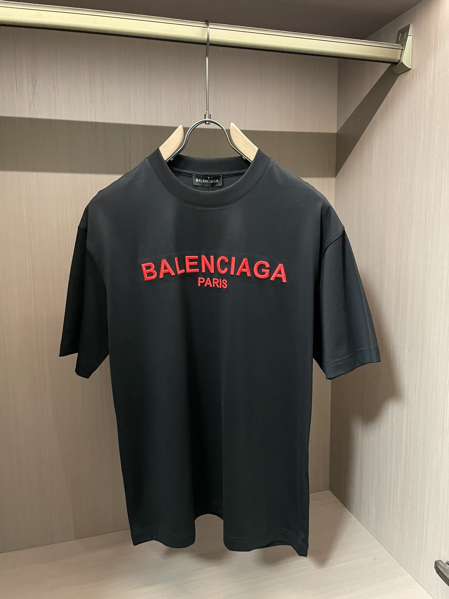 巴黎世家 2026春夏新款首发专柜最新款短袖圆领T恤 高端订制 设计前卫时尚！品牌logo重工艺设计 高