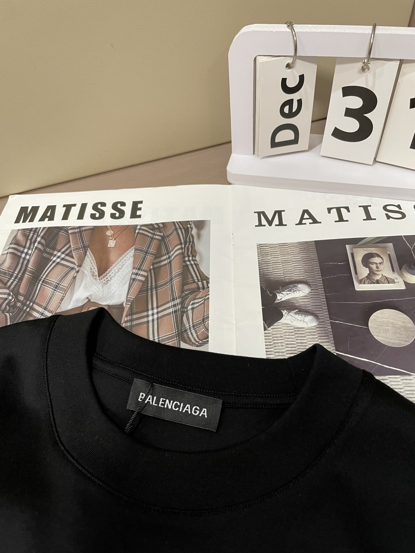 巴黎世家 2026春夏新款首发专柜最新款短袖圆领T恤 高端订制 设计前卫时尚！品牌logo重工艺设计 高