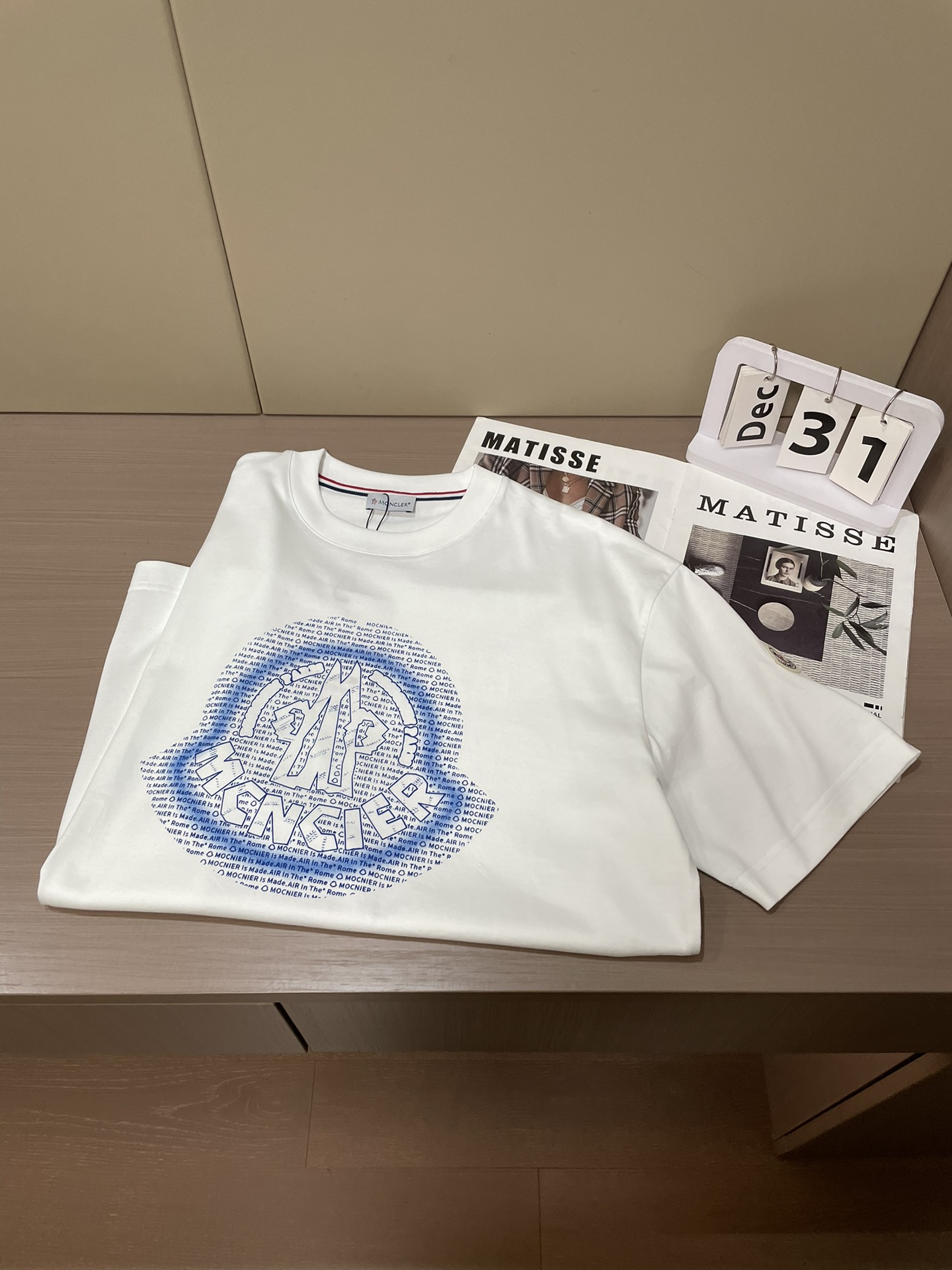 蒙口 2026春夏新款首发专柜最新款短袖圆领T恤 高端订制 设计前卫时尚！品牌logo重工艺设计 高端定