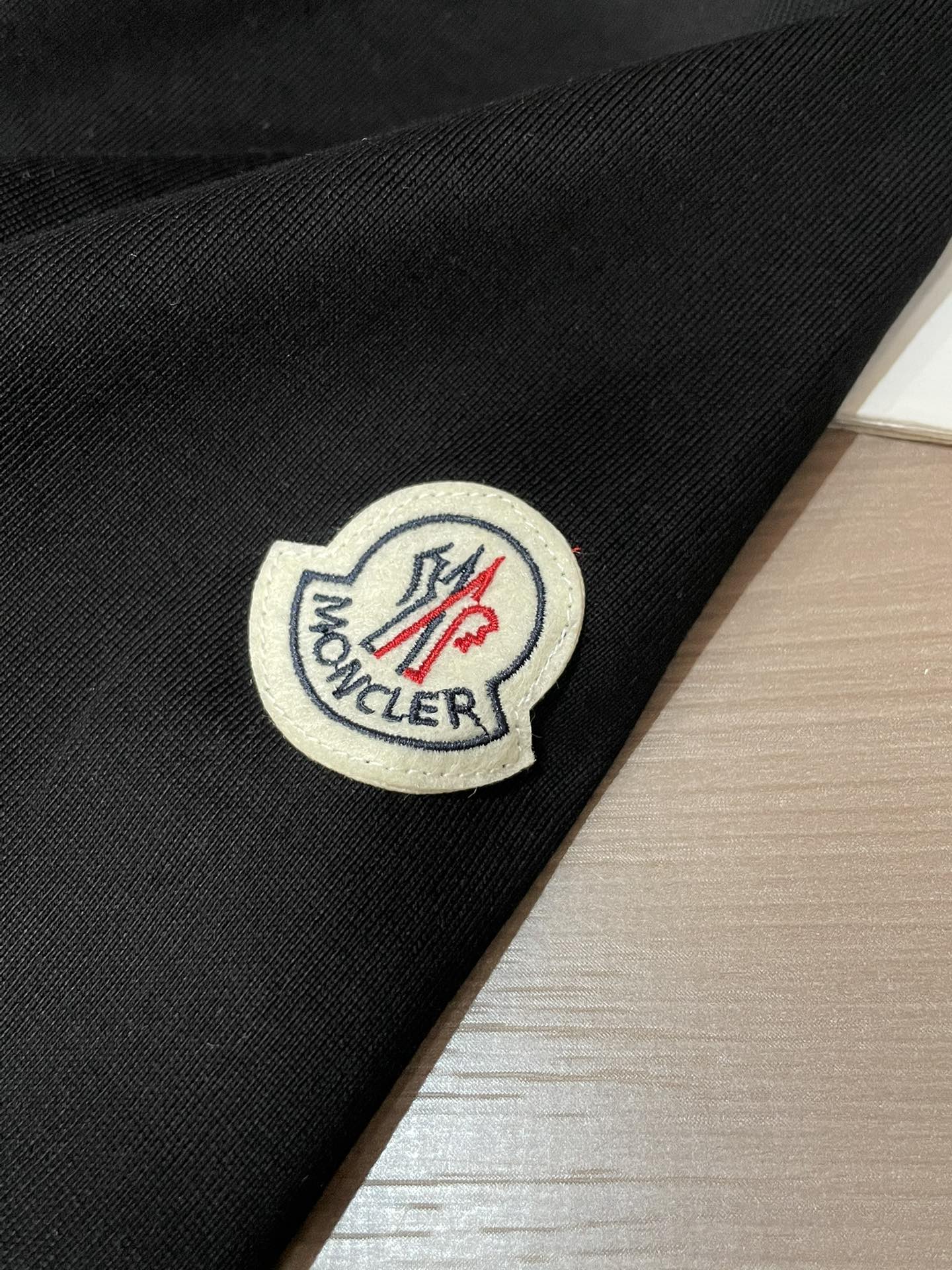 蒙口 2026春夏新款首发专柜最新款短袖圆领T恤 高端订制 设计前卫时尚！品牌logo重工艺设计 高端定