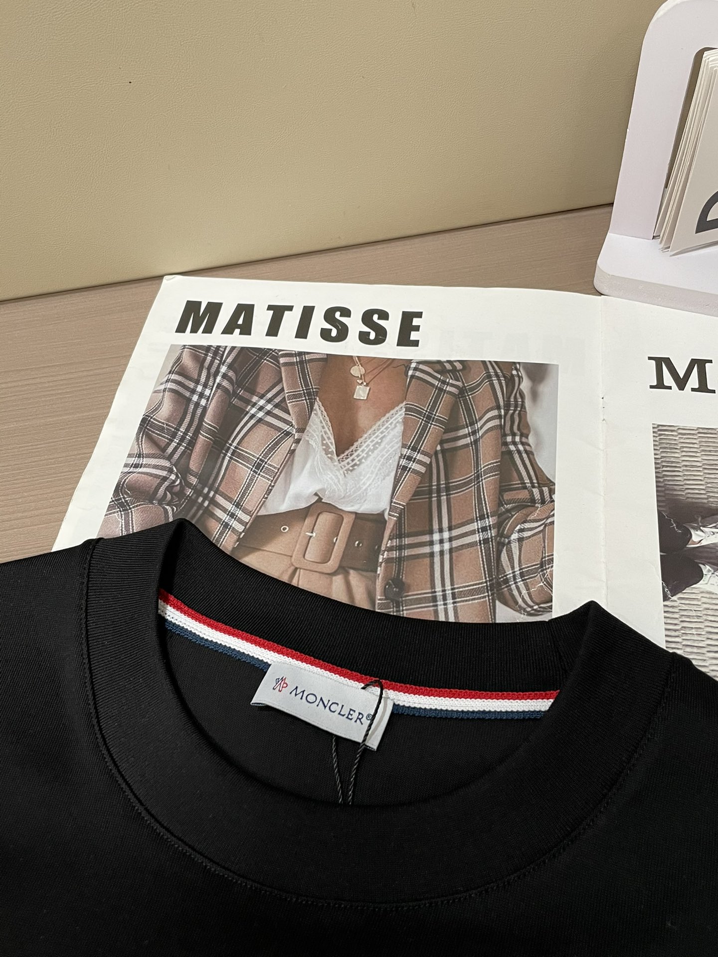 蒙口 2026春夏新款首发专柜最新款短袖圆领T恤 高端订制 设计前卫时尚！品牌logo重工艺设计 高端定