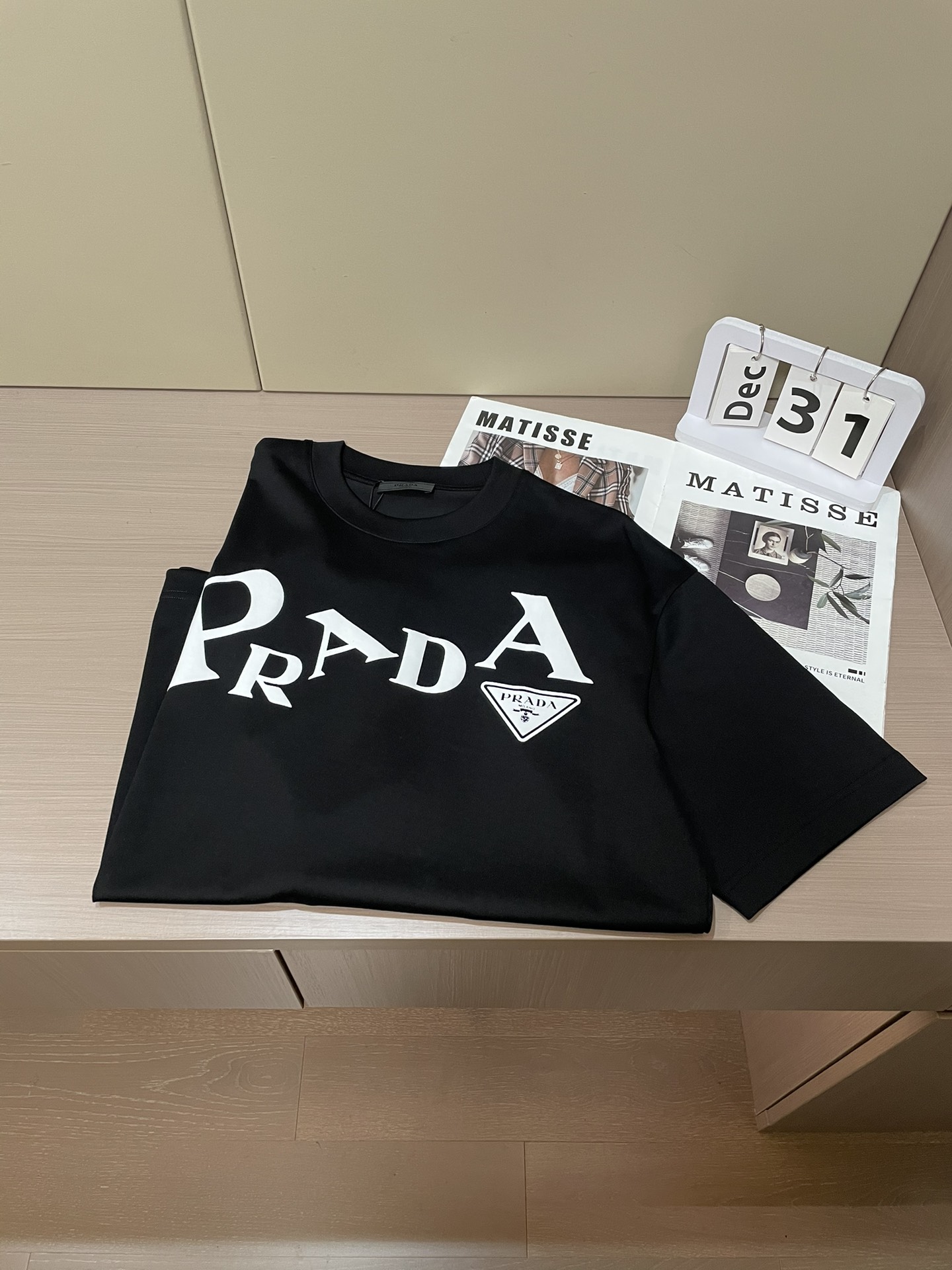 Prad 2026春夏新款首发专柜最新款短袖圆领T恤 高端订制 设计前卫时尚！品牌logo重工艺设计 高