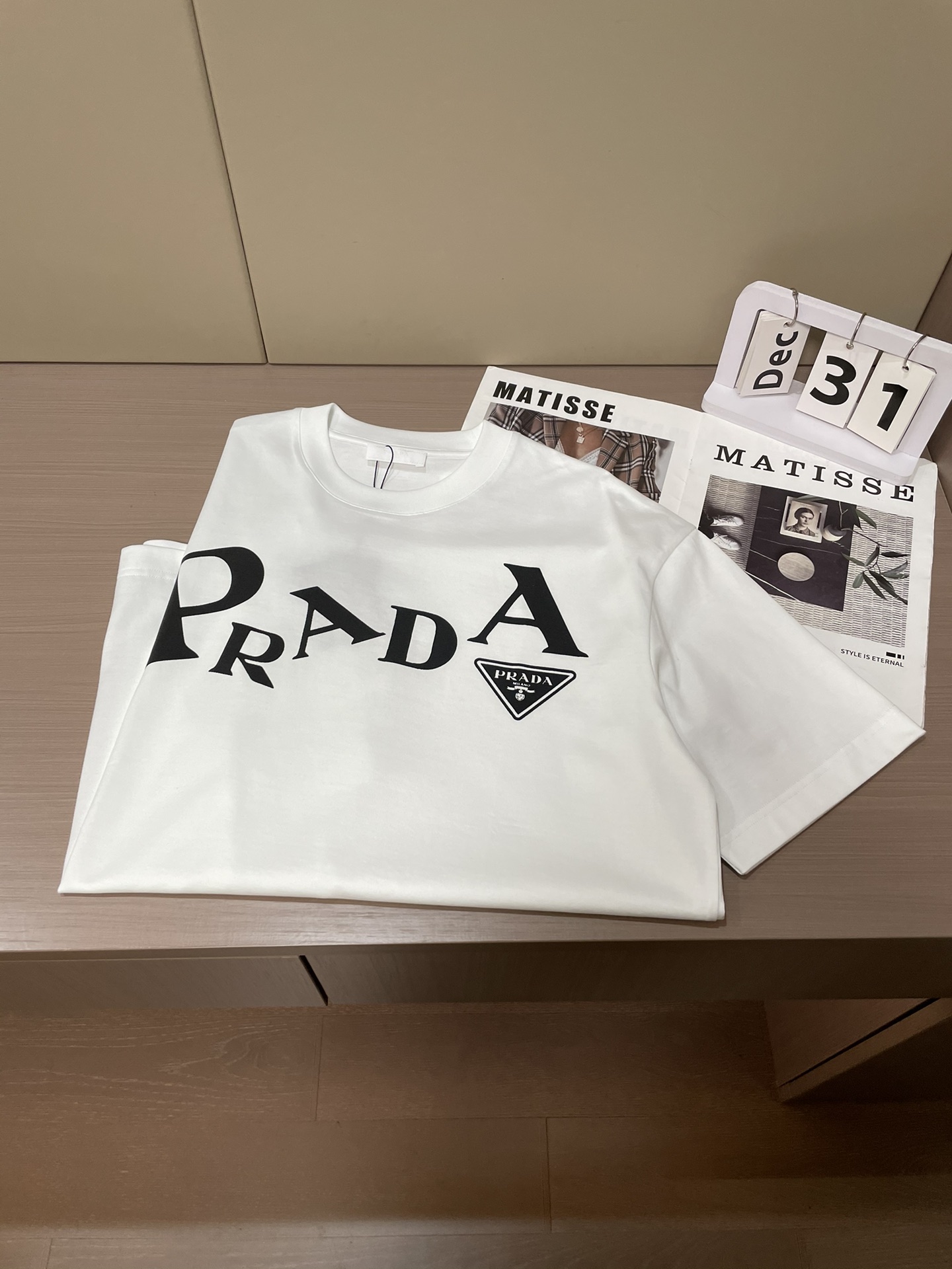 Prad 2026春夏新款首发专柜最新款短袖圆领T恤 高端订制 设计前卫时尚！品牌logo重工艺设计 高