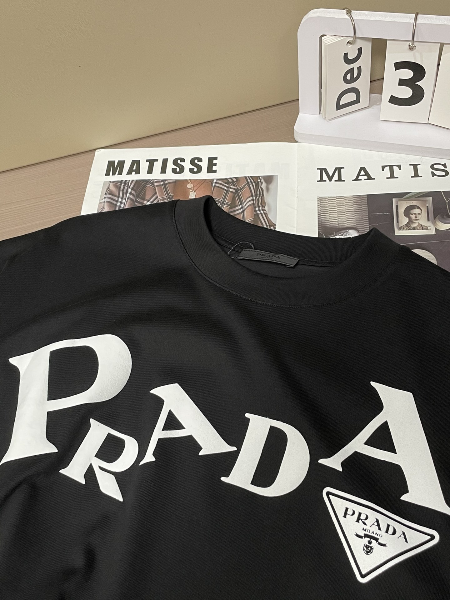 Prad 2026春夏新款首发专柜最新款短袖圆领T恤 高端订制 设计前卫时尚！品牌logo重工艺设计 高