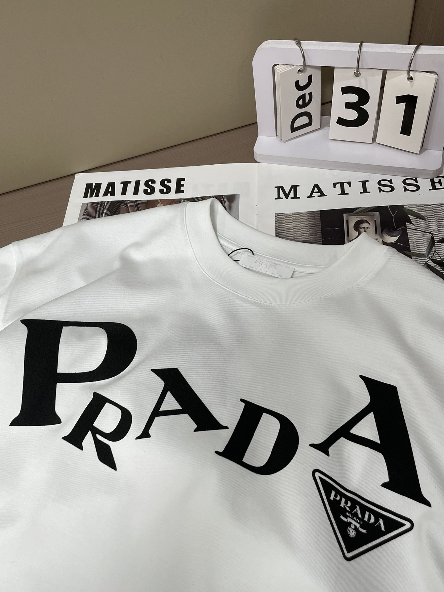 Prad 2026春夏新款首发专柜最新款短袖圆领T恤 高端订制 设计前卫时尚！品牌logo重工艺设计 高