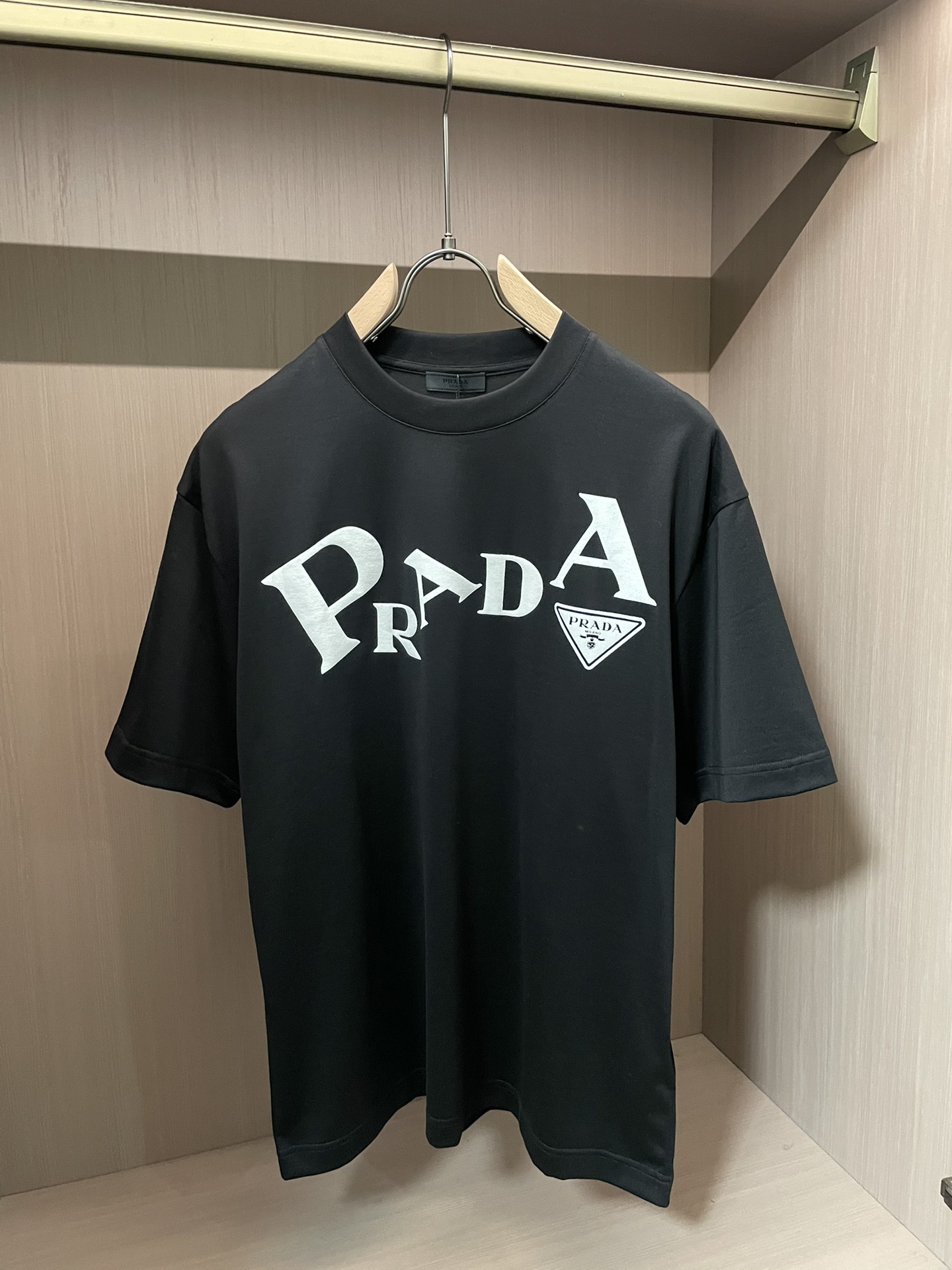 Prad 2026春夏新款首发专柜最新款短袖圆领T恤 高端订制 设计前卫时尚！品牌logo重工艺设计 高