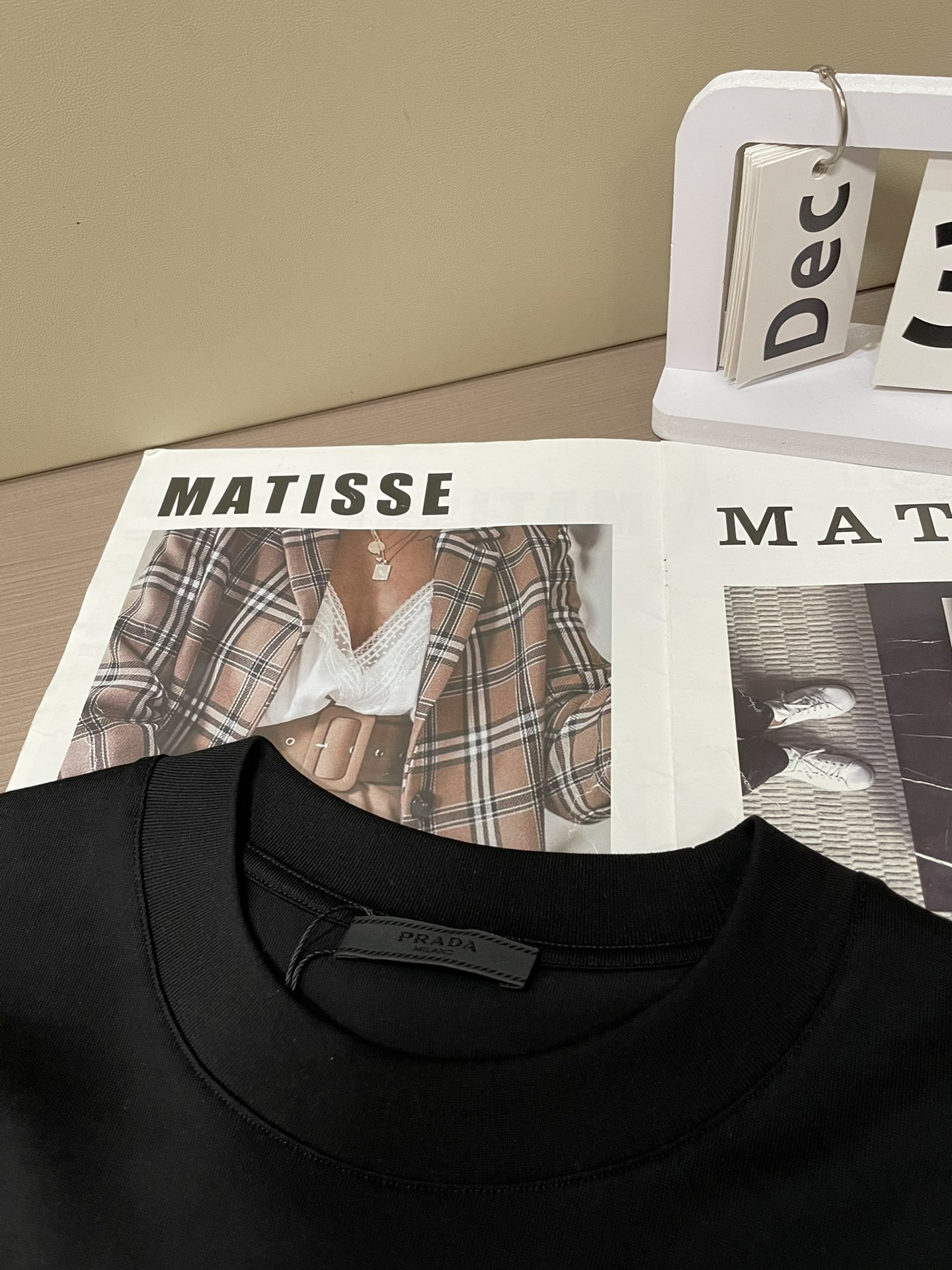 Prad 2026春夏新款首发专柜最新款短袖圆领T恤 高端订制 设计前卫时尚！品牌logo重工艺设计 高