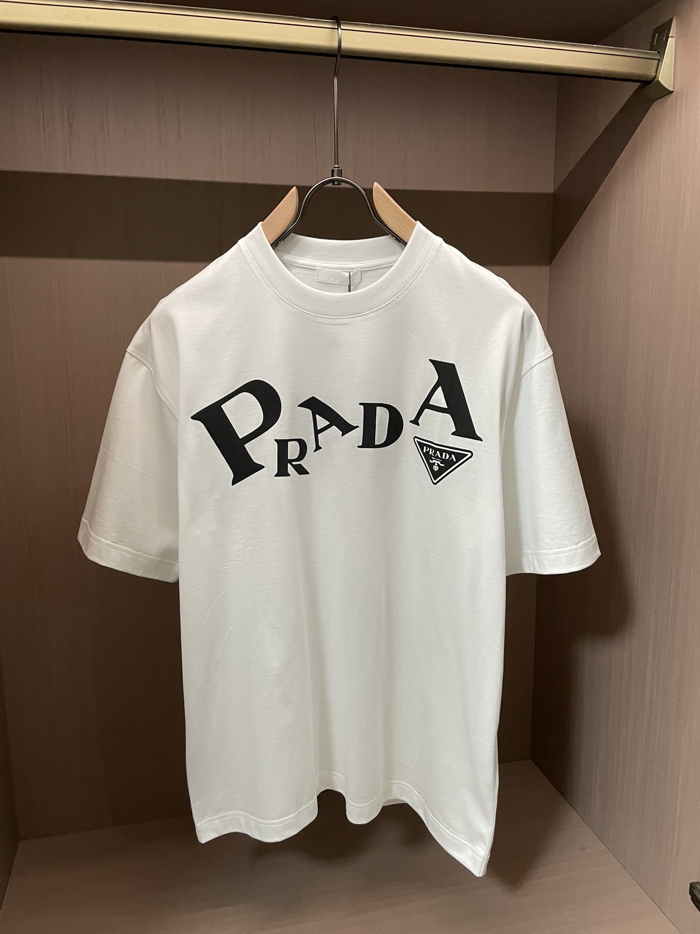 Prad 2026春夏新款首发专柜最新款短袖圆领T恤 高端订制 设计前卫时尚！品牌logo重工艺设计 高