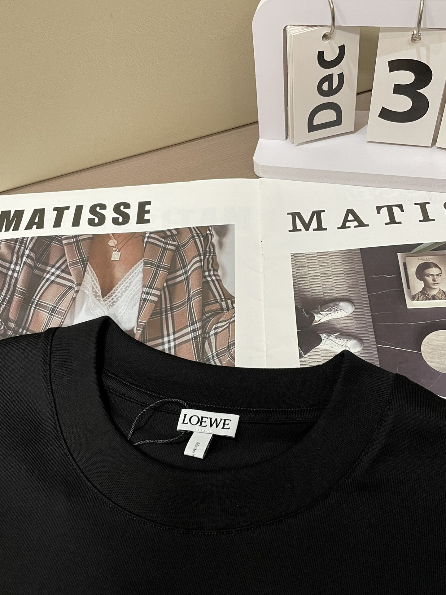 Loewe 2026春夏新款首发专柜最新款短袖圆领T恤 高端订制 设计前卫时尚！品牌logo重工艺设计 