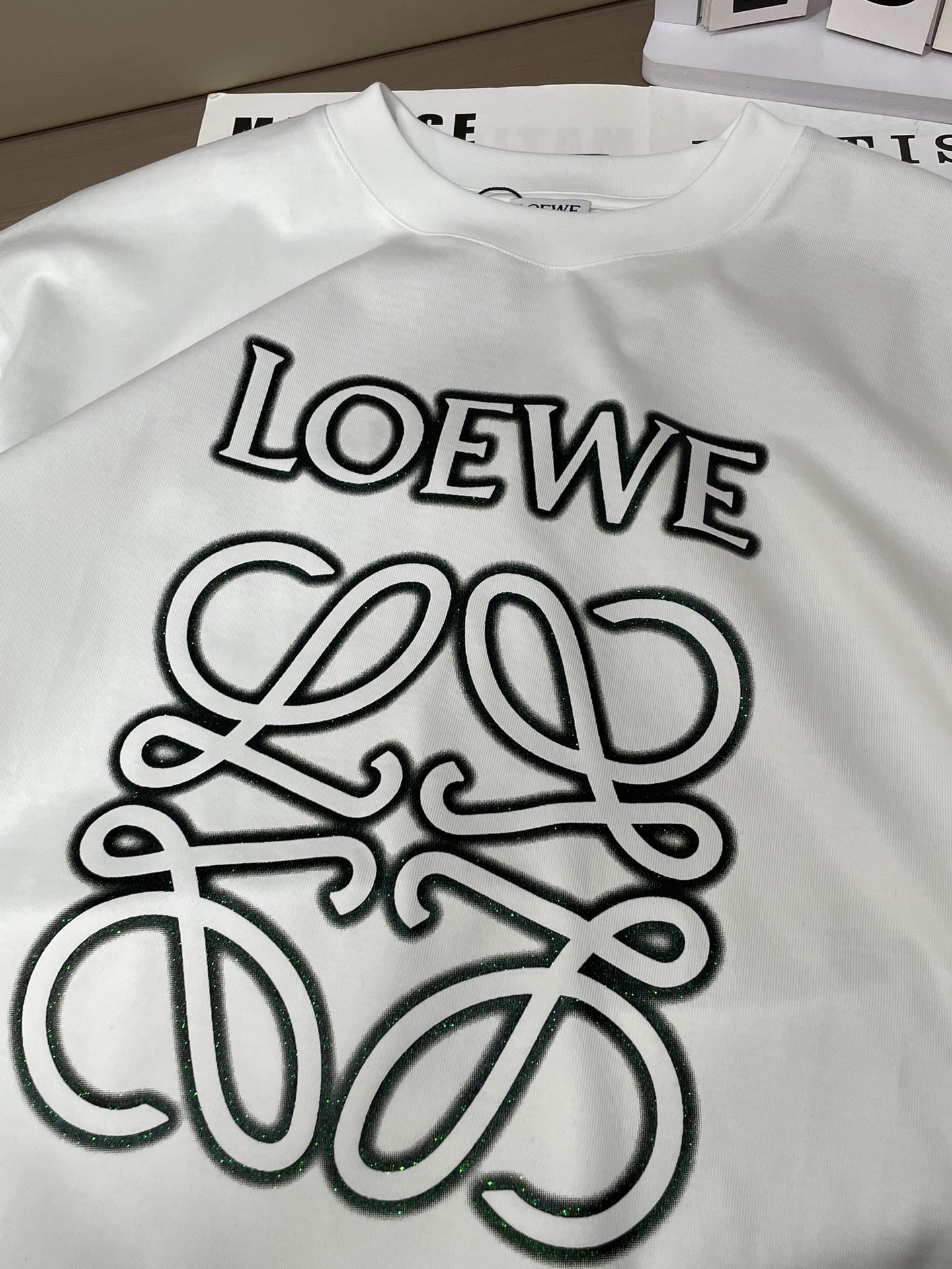 Loewe 2026春夏新款首发专柜最新款短袖圆领T恤 高端订制 设计前卫时尚！品牌logo重工艺设计 