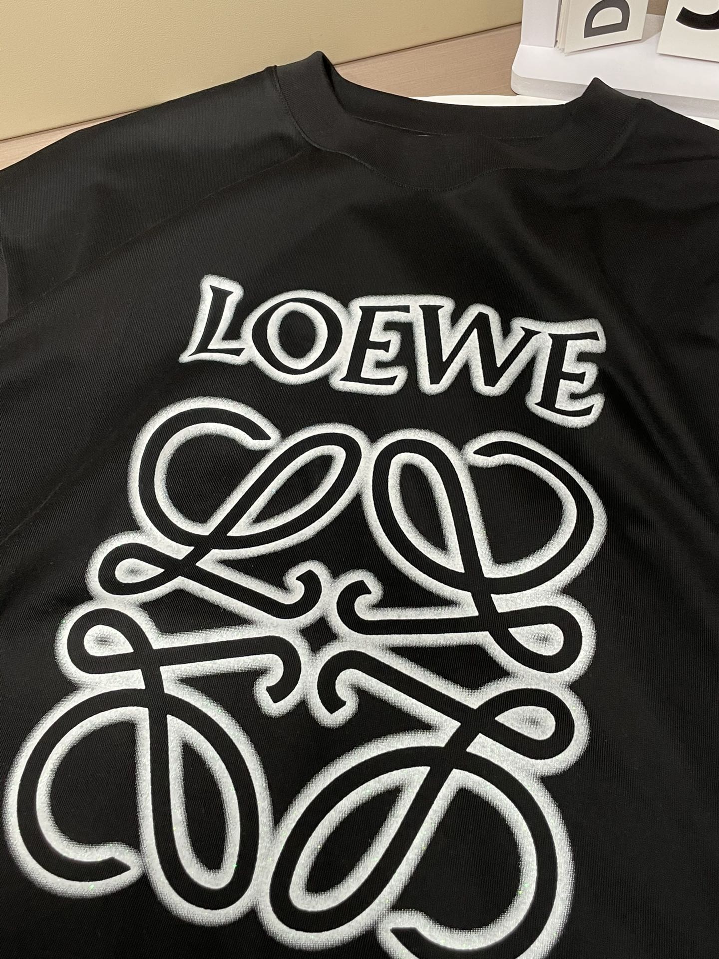Loewe 2026春夏新款首发专柜最新款短袖圆领T恤 高端订制 设计前卫时尚！品牌logo重工艺设计 