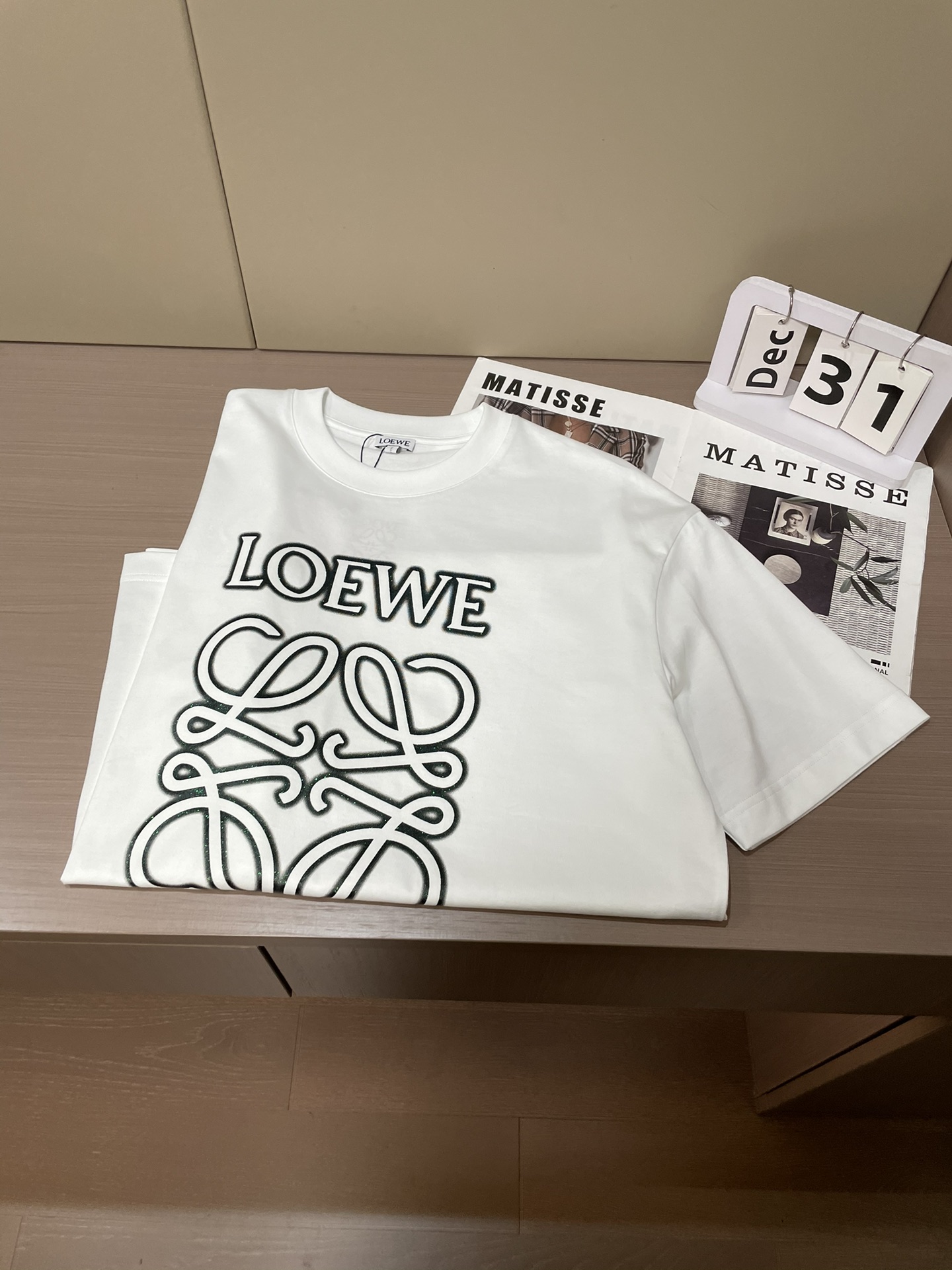 Loewe 2026春夏新款首发专柜最新款短袖圆领T恤 高端订制 设计前卫时尚！品牌logo重工艺设计 