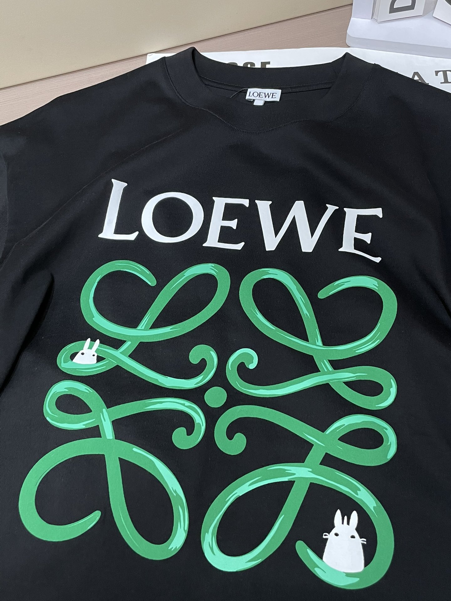 Loewe 2026春夏新款首发专柜最新款短袖圆领T恤 高端订制 设计前卫时尚！品牌logo重工艺设计 