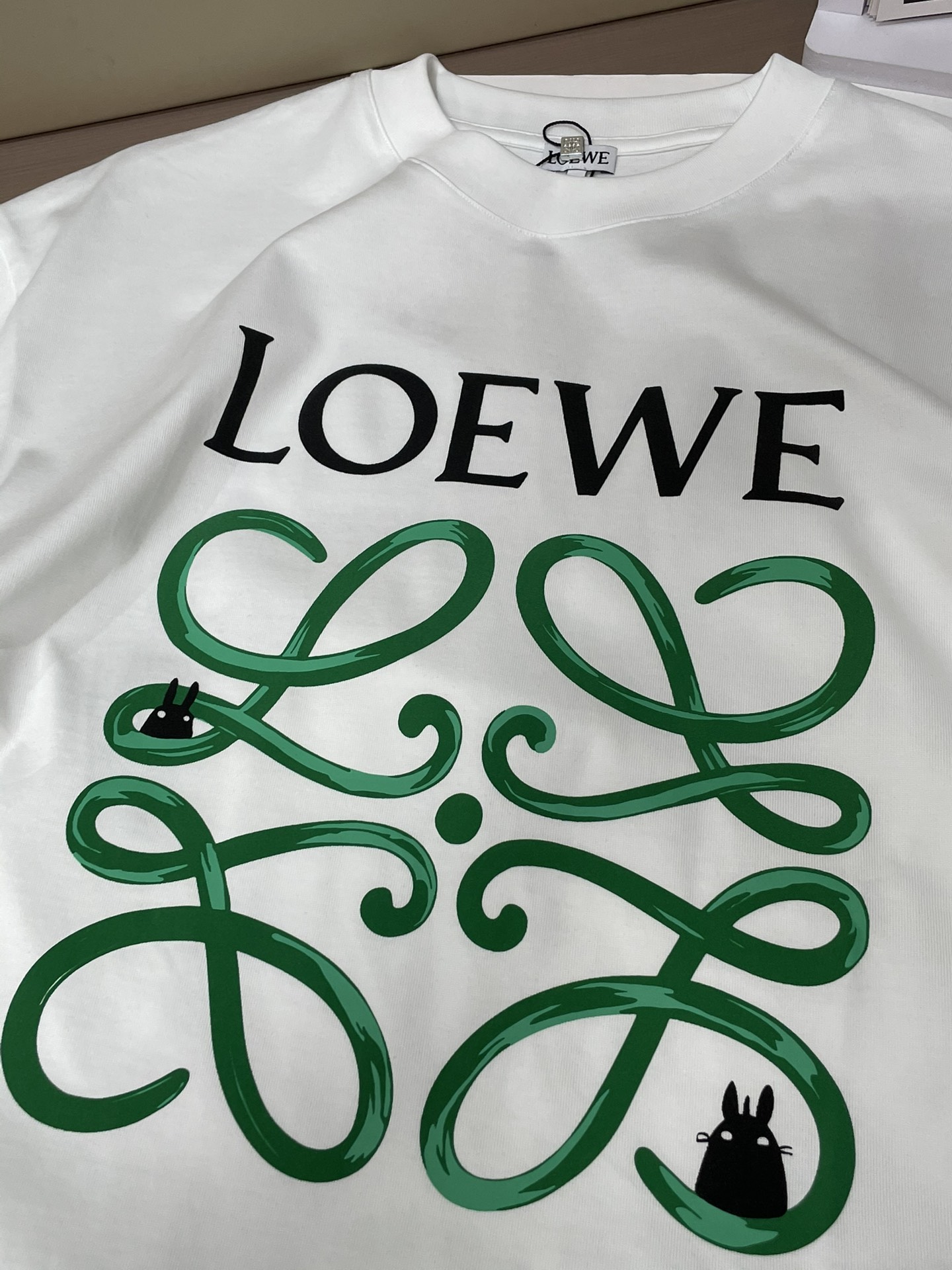 Loewe 2026春夏新款首发专柜最新款短袖圆领T恤 高端订制 设计前卫时尚！品牌logo重工艺设计 