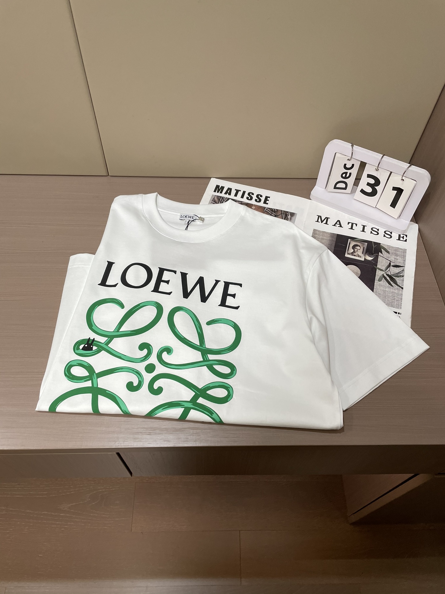 Loewe 2026春夏新款首发专柜最新款短袖圆领T恤 高端订制 设计前卫时尚！品牌logo重工艺设计 