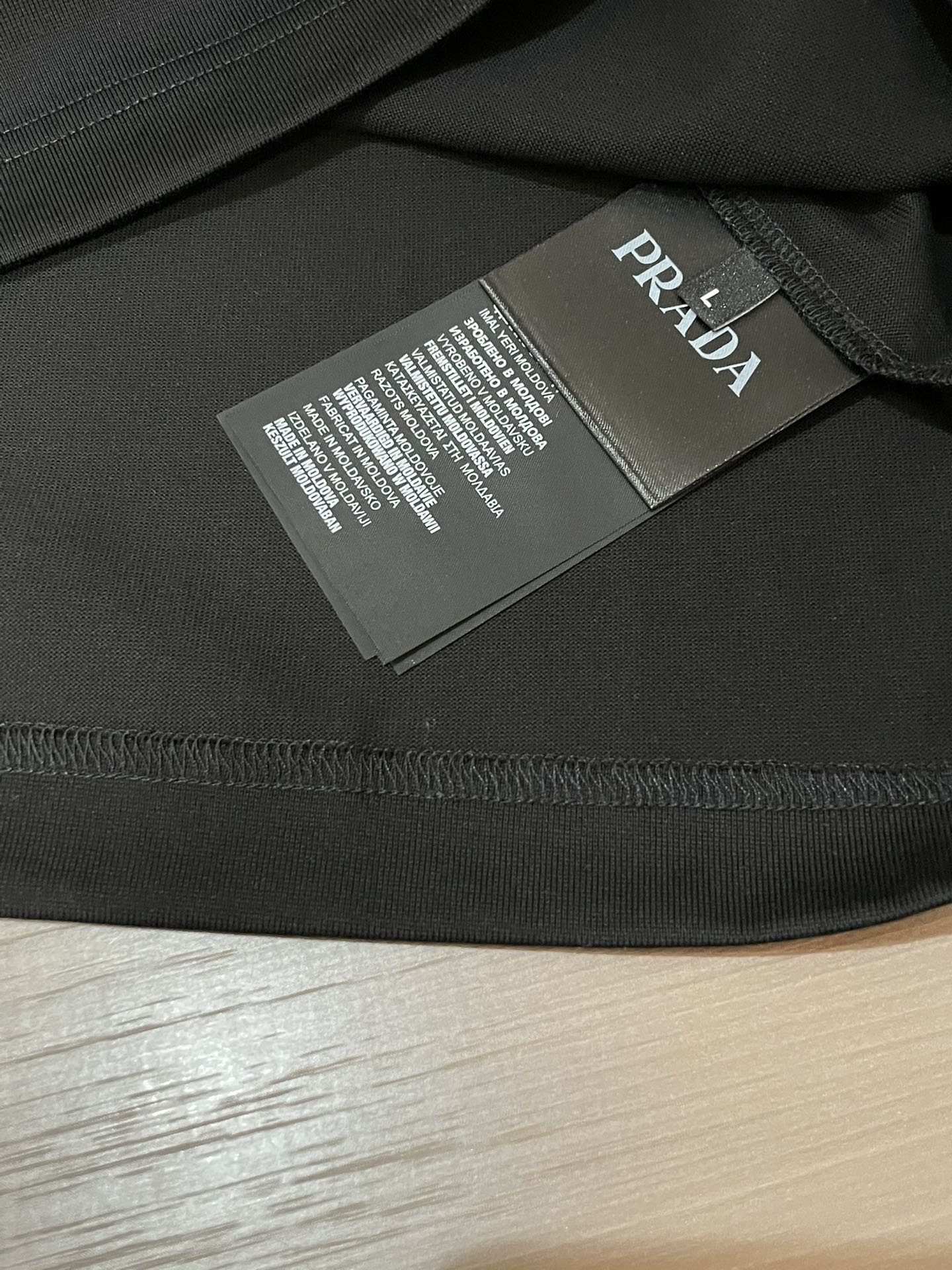 Prad 2026春夏新款首发专柜最新款短袖圆领T恤 高端订制 设计前卫时尚！品牌logo重工艺设计 高