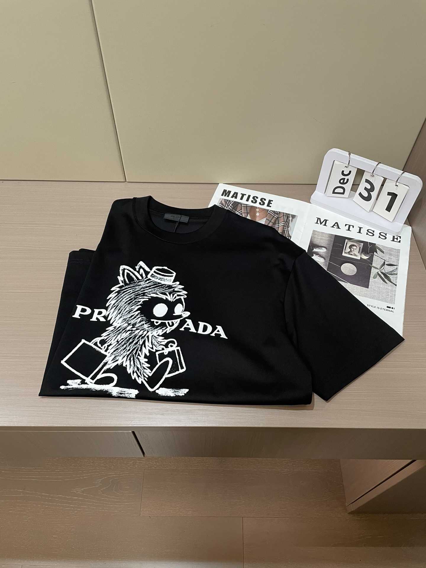 Prad 2026春夏新款首发专柜最新款短袖圆领T恤 高端订制 设计前卫时尚！品牌logo重工艺设计 高