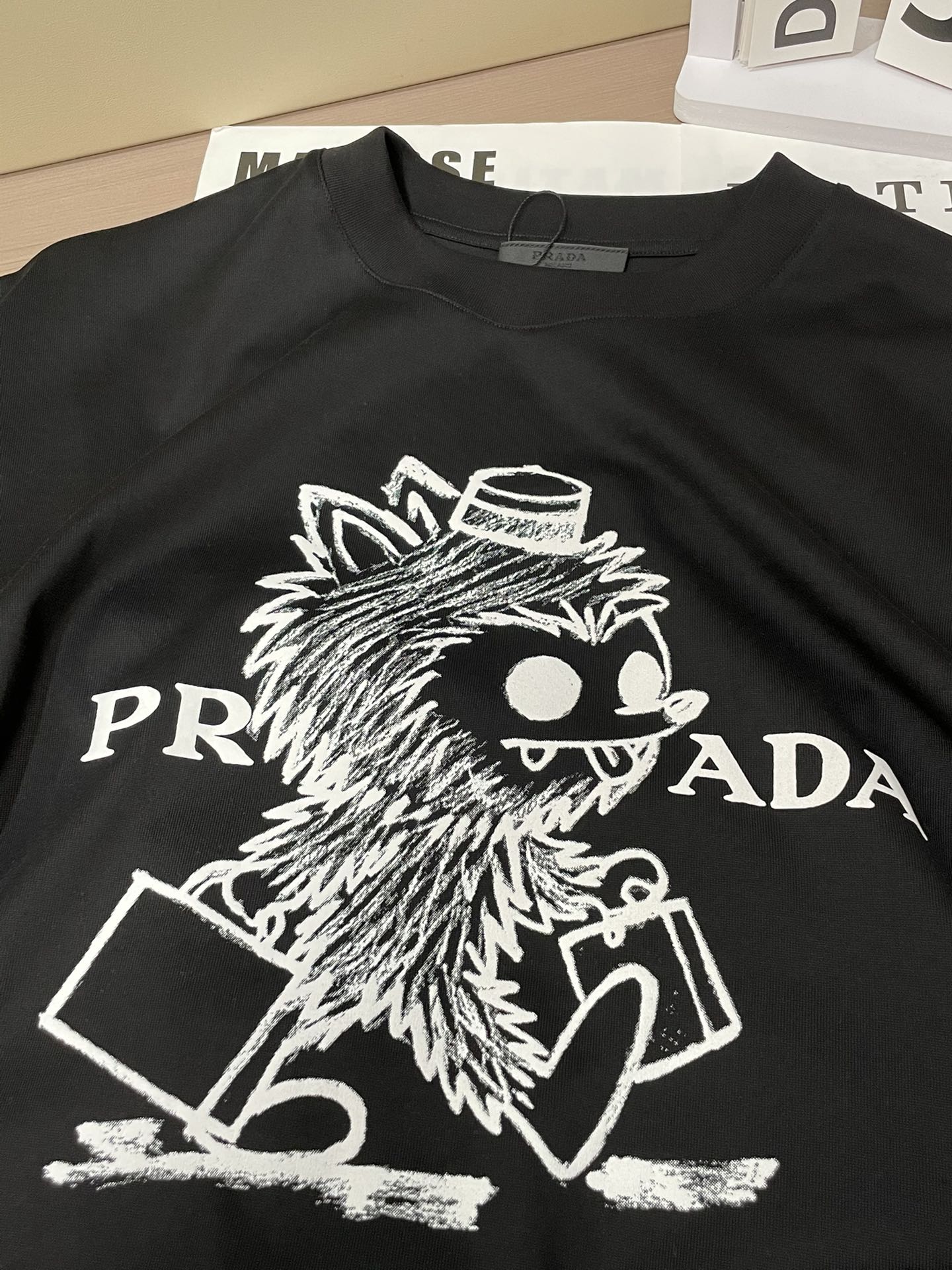 Prad 2026春夏新款首发专柜最新款短袖圆领T恤 高端订制 设计前卫时尚！品牌logo重工艺设计 高