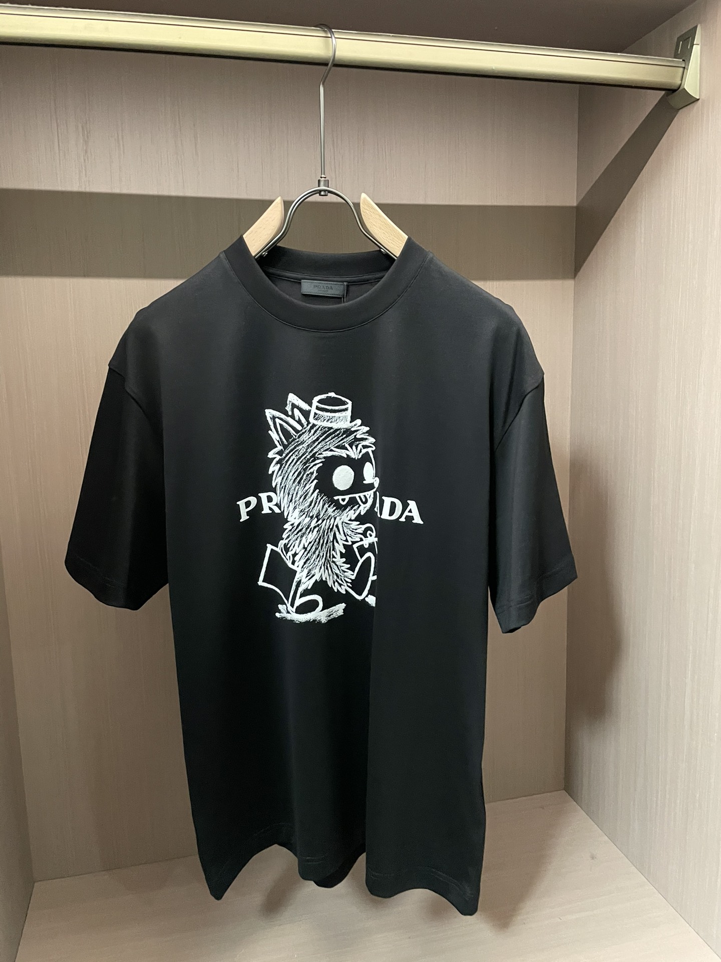 Prad 2026春夏新款首发专柜最新款短袖圆领T恤 高端订制 设计前卫时尚！品牌logo重工艺设计 高