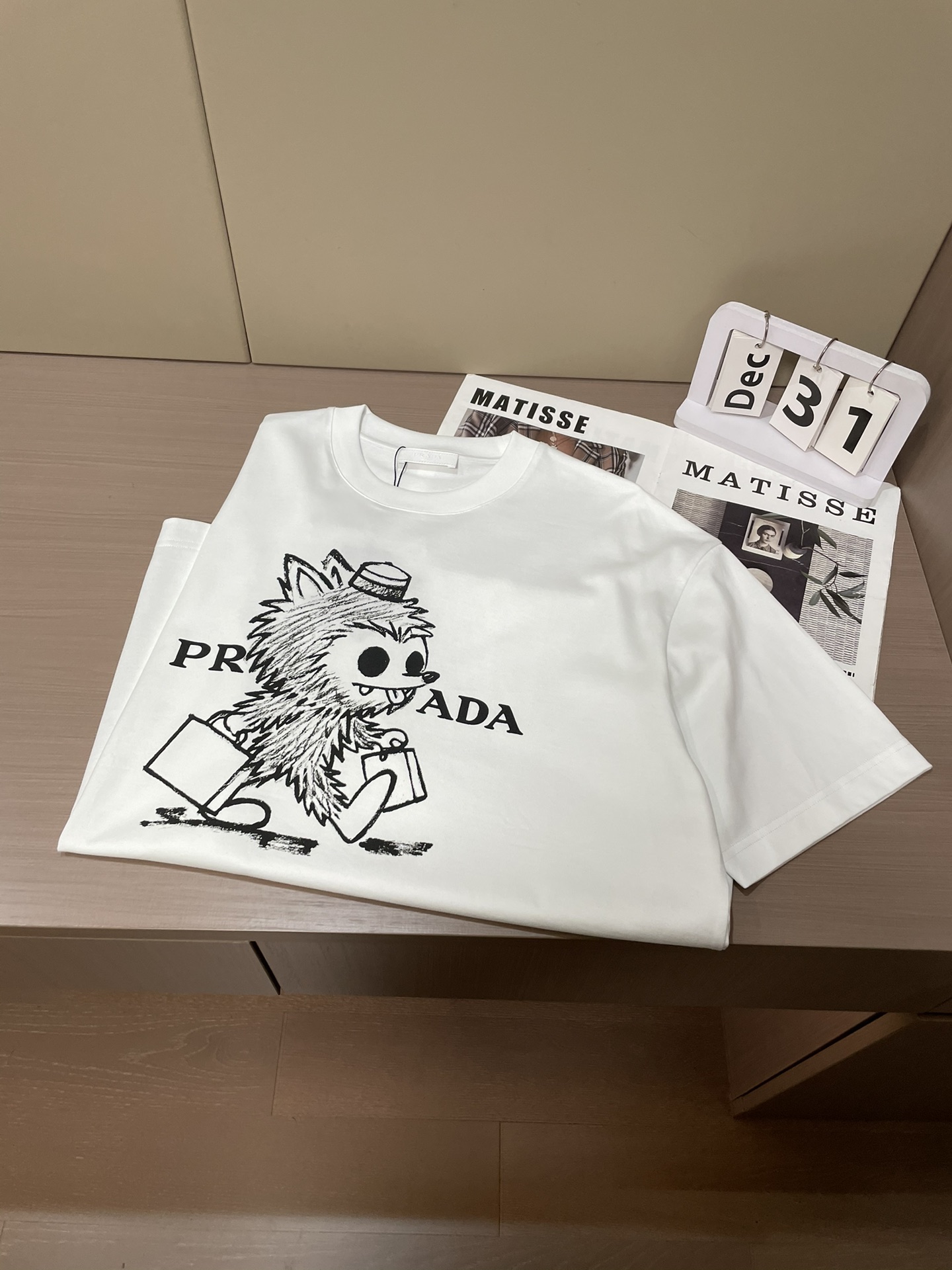 Prad 2026春夏新款首发专柜最新款短袖圆领T恤 高端订制 设计前卫时尚！品牌logo重工艺设计 高