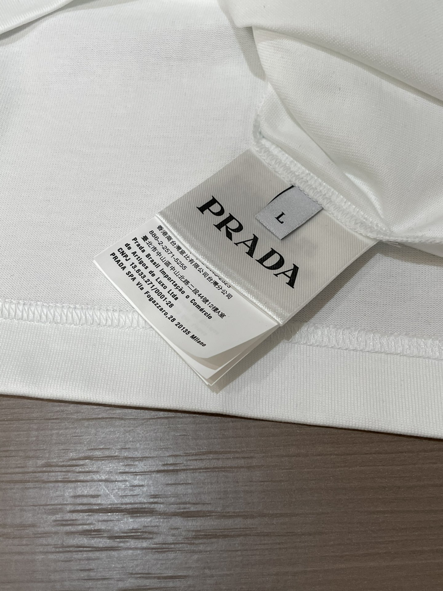 Prad 2026春夏新款首发专柜最新款短袖圆领T恤 高端订制 设计前卫时尚！品牌logo重工艺设计 高