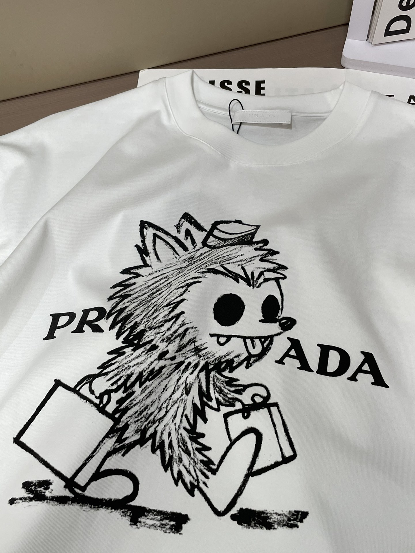 Prad 2026春夏新款首发专柜最新款短袖圆领T恤 高端订制 设计前卫时尚！品牌logo重工艺设计 高