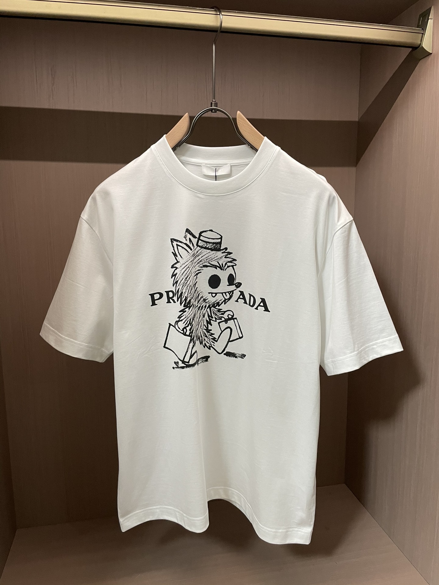 Prad 2026春夏新款首发专柜最新款短袖圆领T恤 高端订制 设计前卫时尚！品牌logo重工艺设计 高