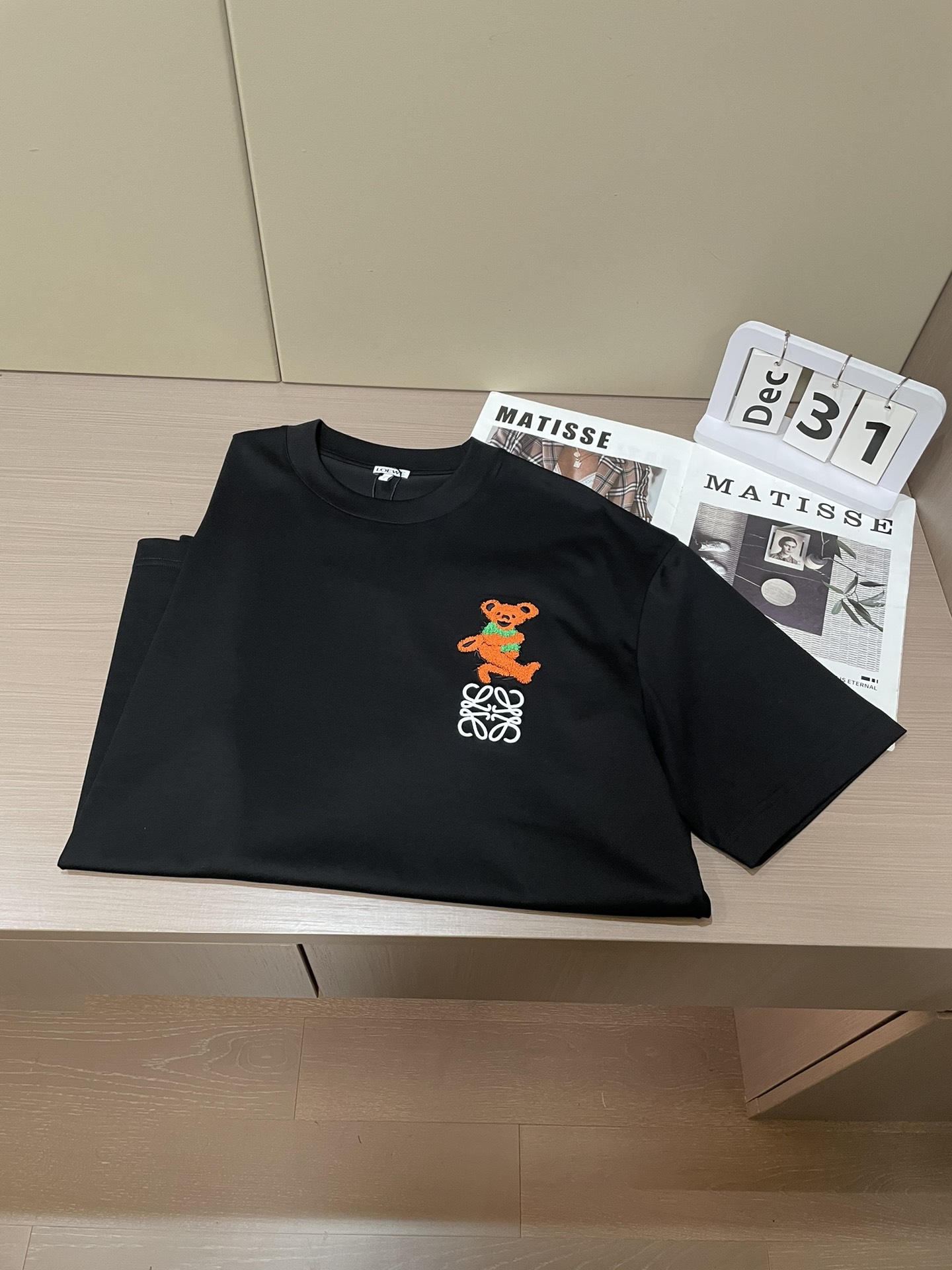 Loewe 2026春夏新款首发专柜最新款短袖圆领T恤 高端订制 设计前卫时尚！品牌logo重工艺设计 