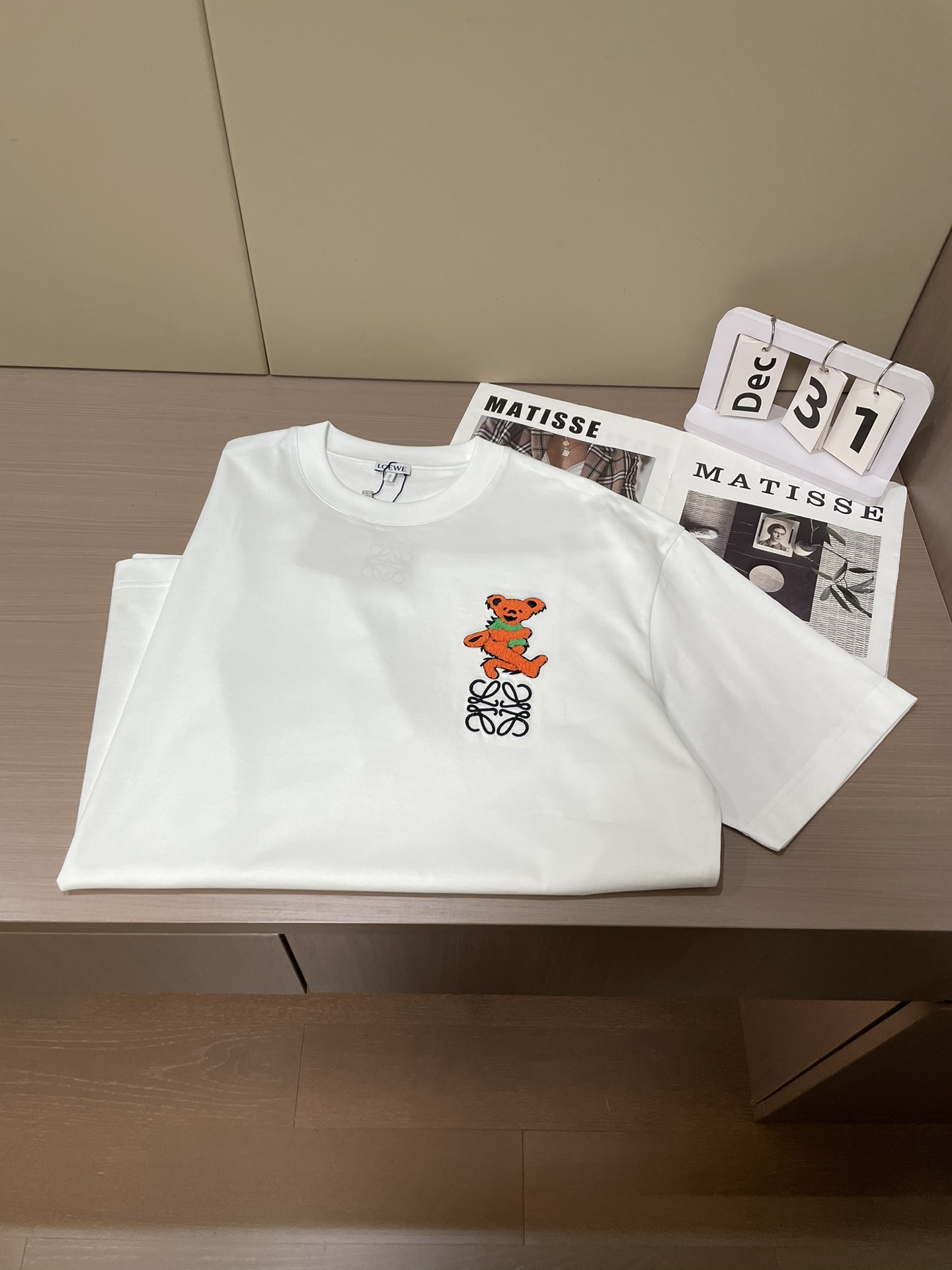 Loewe 2026春夏新款首发专柜最新款短袖圆领T恤 高端订制 设计前卫时尚！品牌logo重工艺设计 