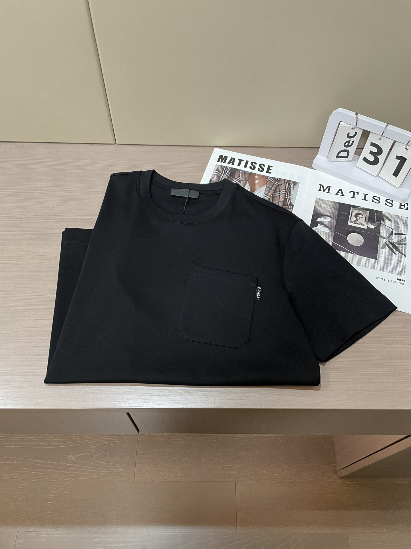 Prad 2026春夏新款首发专柜最新款短袖圆领T恤 高端订制 设计前卫时尚！品牌logo重工艺设计 高