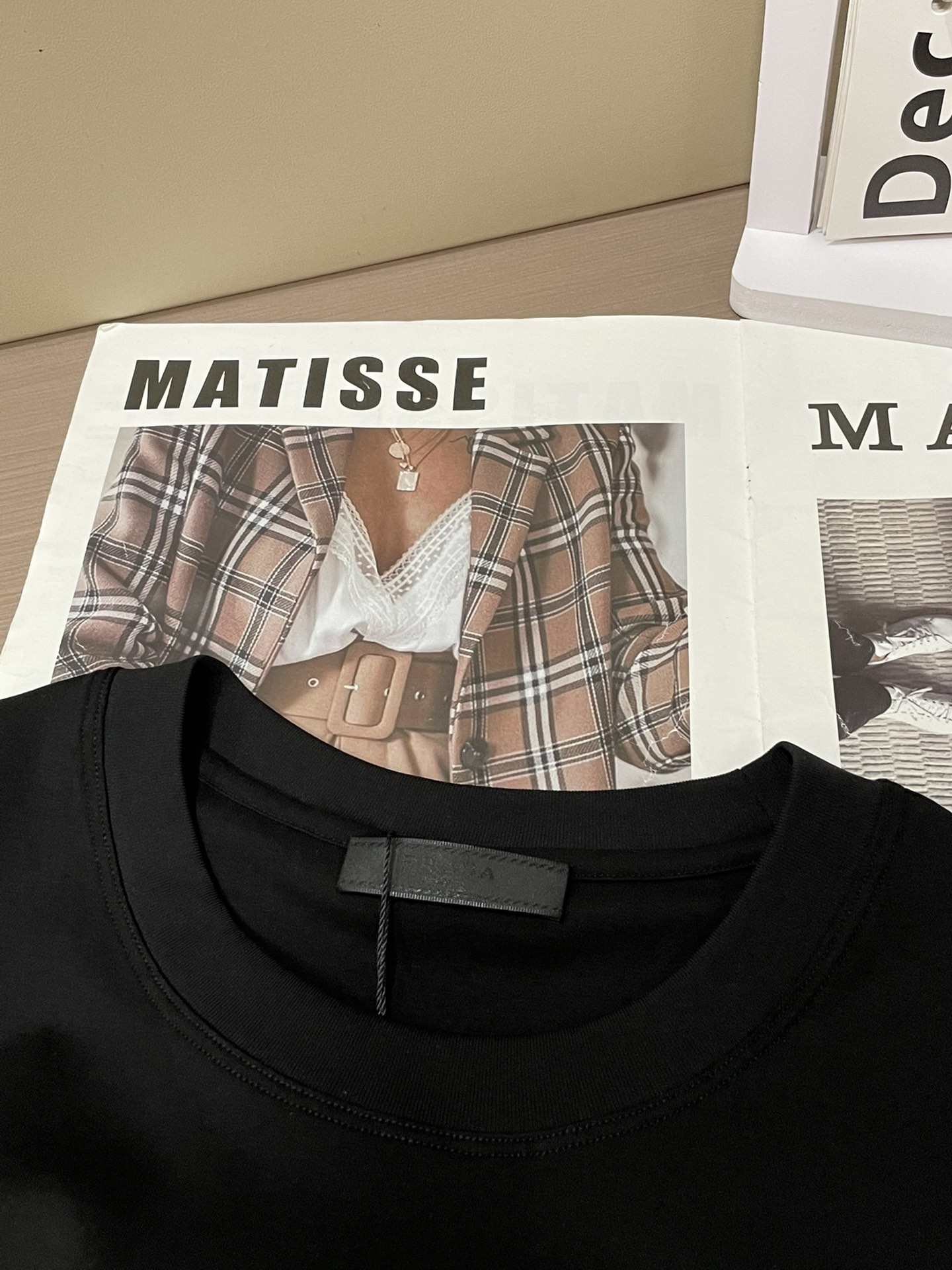 Prad 2026春夏新款首发专柜最新款短袖圆领T恤 高端订制 设计前卫时尚！品牌logo重工艺设计 高