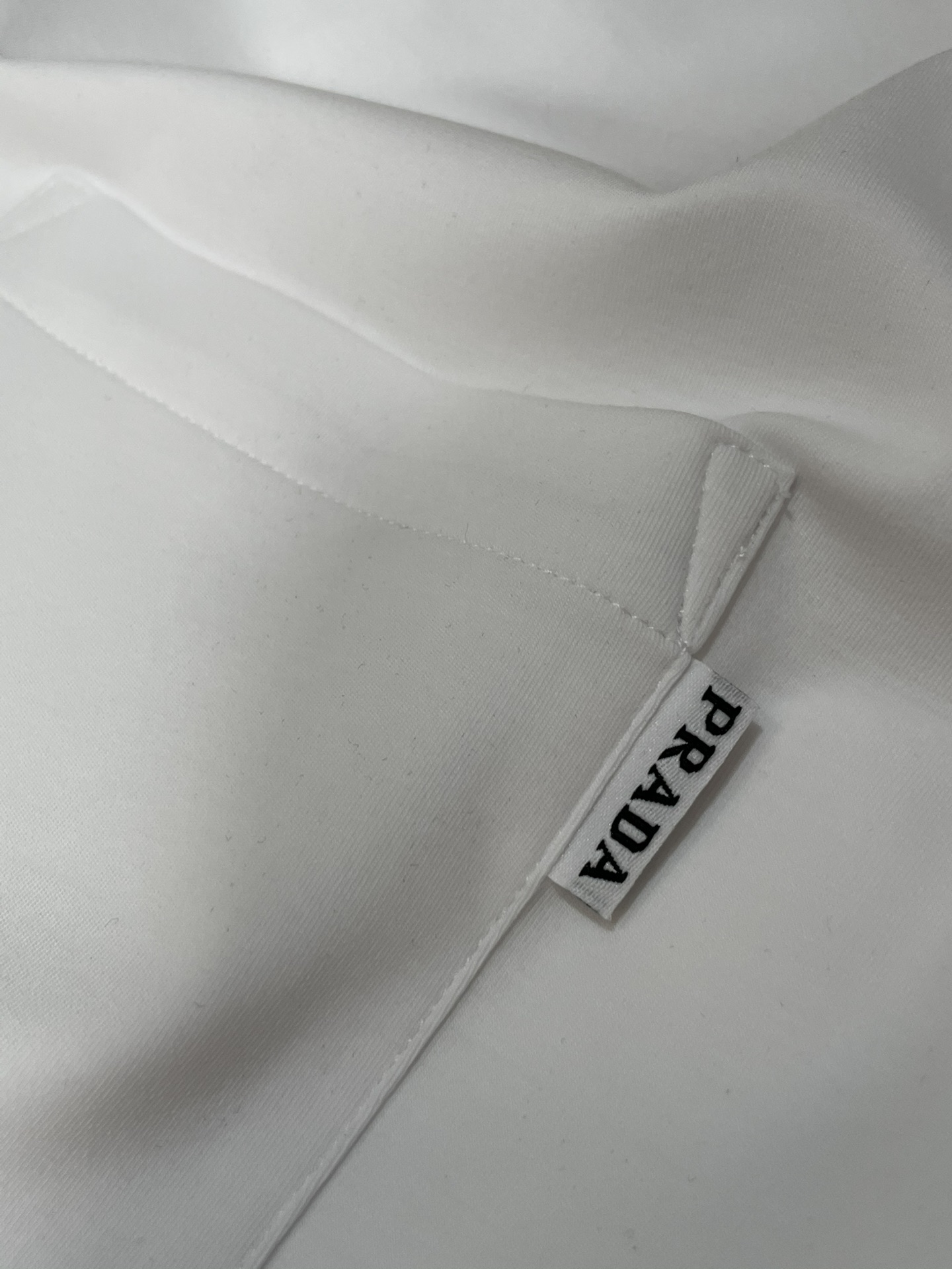 Prad 2026春夏新款首发专柜最新款短袖圆领T恤 高端订制 设计前卫时尚！品牌logo重工艺设计 高