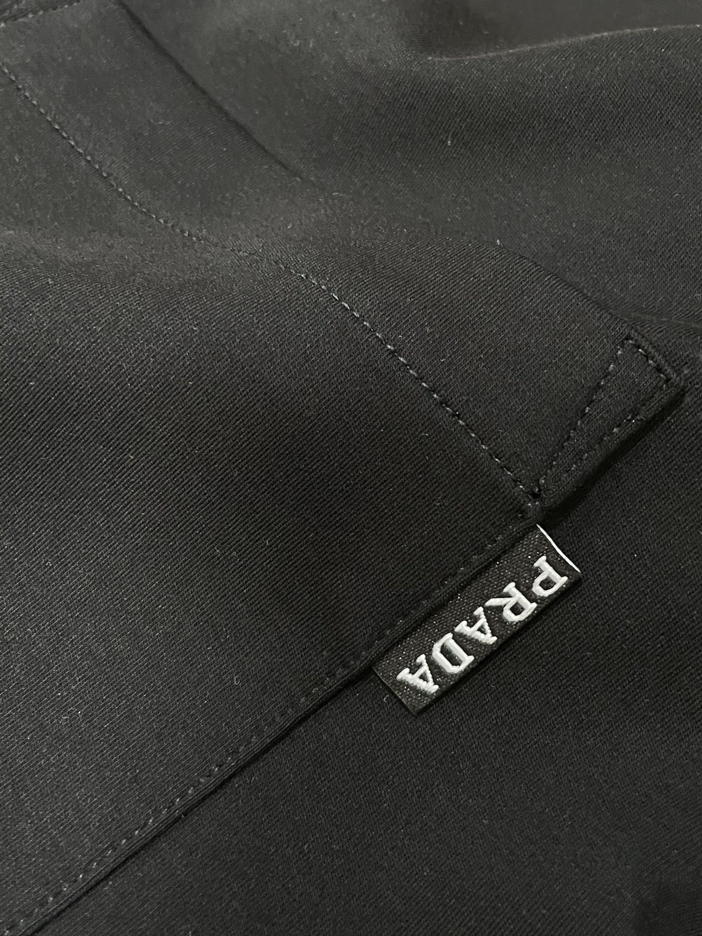 Prad 2026春夏新款首发专柜最新款短袖圆领T恤 高端订制 设计前卫时尚！品牌logo重工艺设计 高