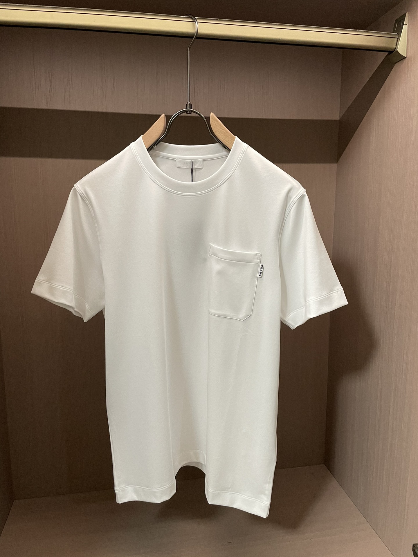 Prad 2026春夏新款首发专柜最新款短袖圆领T恤 高端订制 设计前卫时尚！品牌logo重工艺设计 高