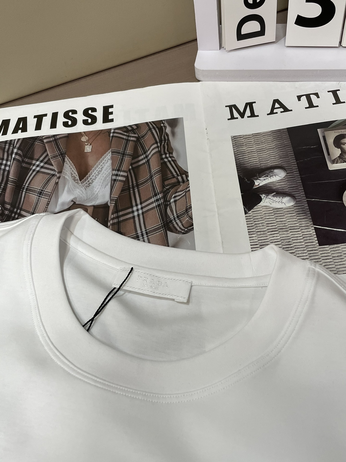 Prad 2026春夏新款首发专柜最新款短袖圆领T恤 高端订制 设计前卫时尚！品牌logo重工艺设计 高