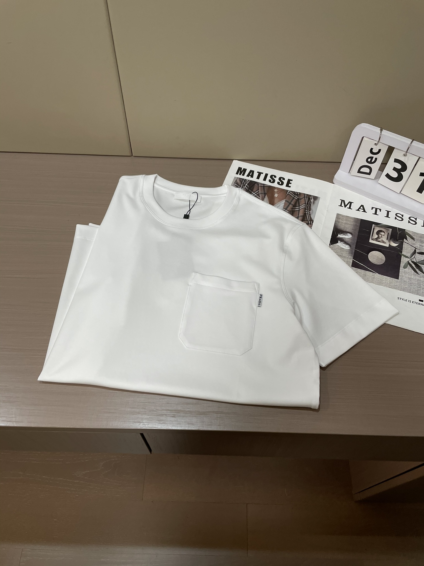 Prad 2026春夏新款首发专柜最新款短袖圆领T恤 高端订制 设计前卫时尚！品牌logo重工艺设计 高