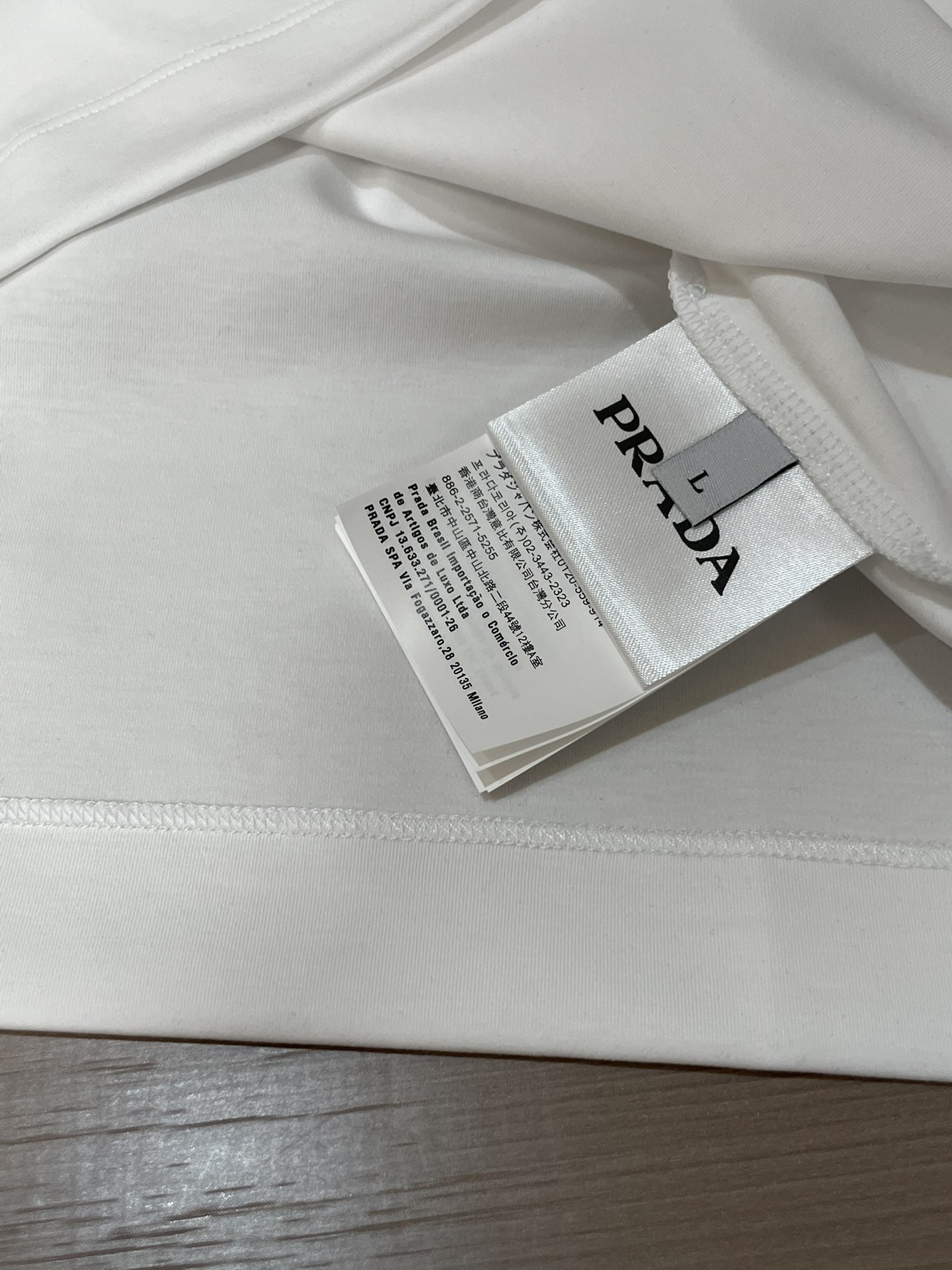 Prad 2026春夏新款首发专柜最新款短袖圆领T恤 高端订制 设计前卫时尚！品牌logo重工艺设计 高