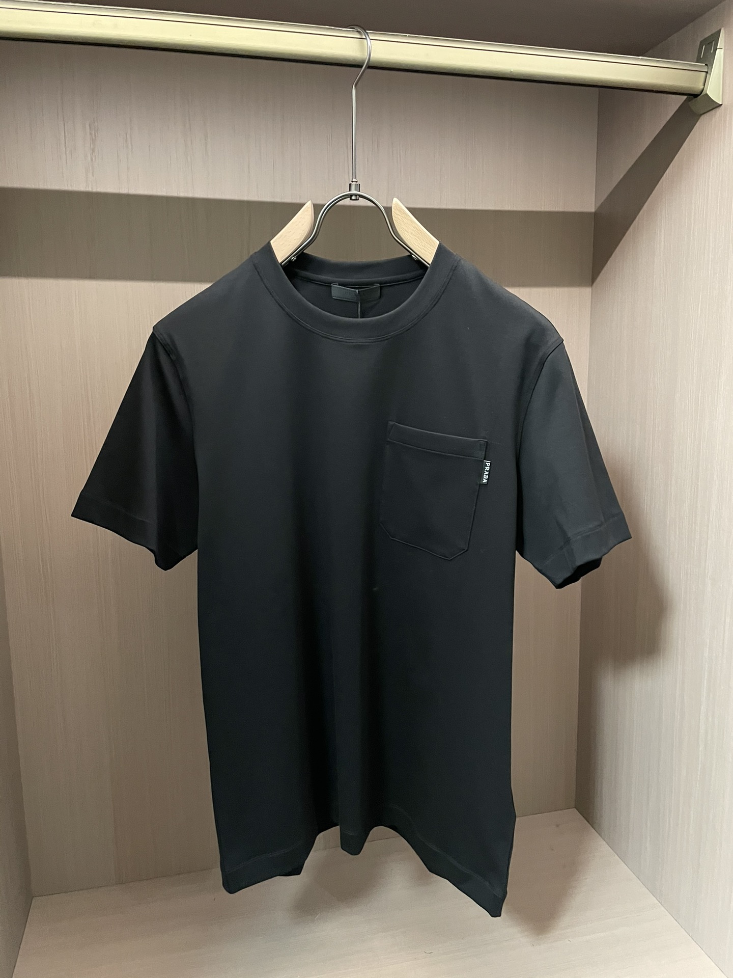 Prad 2026春夏新款首发专柜最新款短袖圆领T恤 高端订制 设计前卫时尚！品牌logo重工艺设计 高